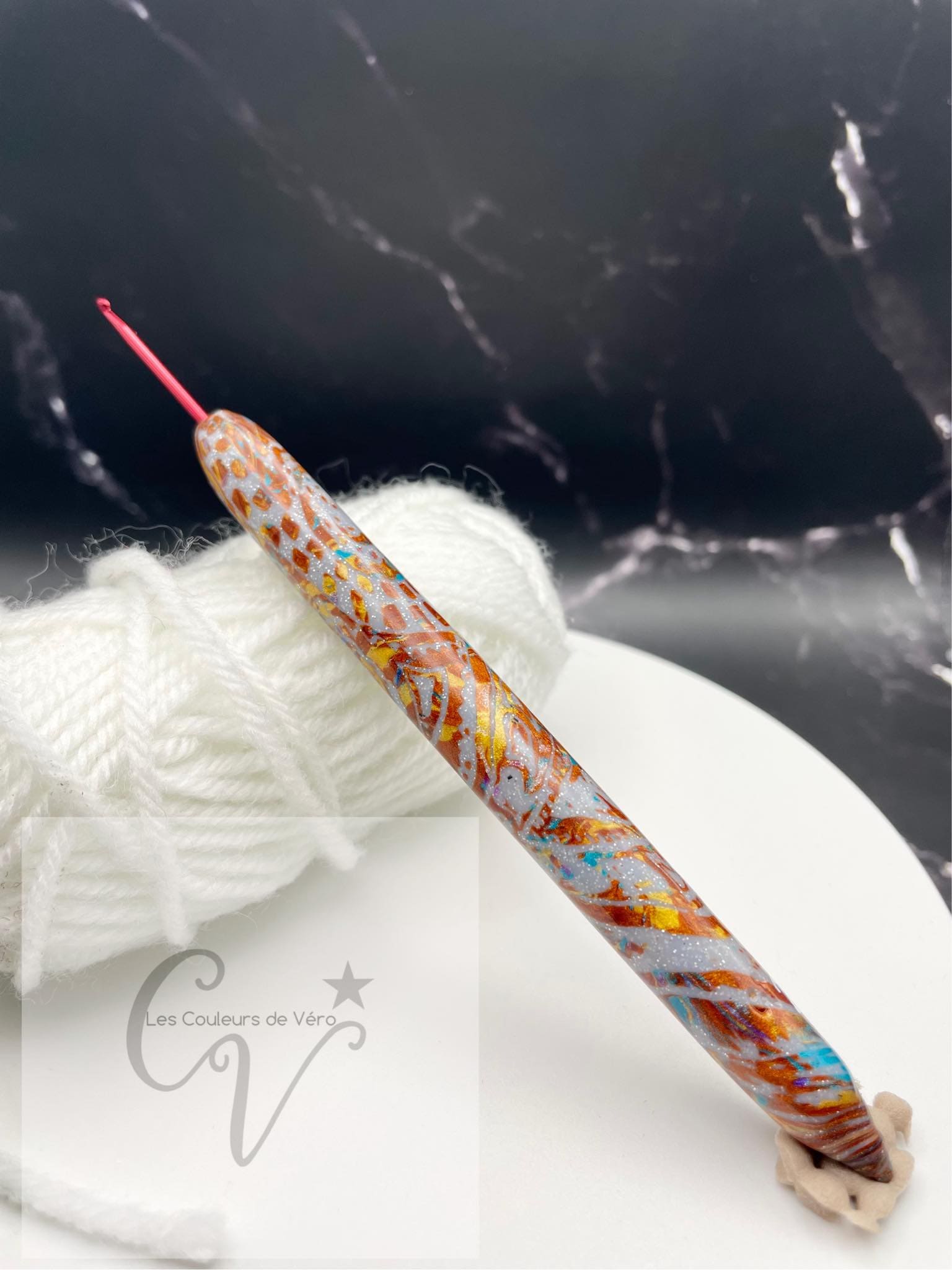 Découvrez le crochet ergonomique, confortable, léger et unique! Outil idéal pour les artisans souffrant de douleurs articulaires, cet outil du Québec facilite la pratique du tricot en séparant les mailles avec précision et en améliorant la dextérité fine. Fabriqué au Canada pour un meilleur confort lors de vos loisirs.    Mots clés: tricoter, outils d'artisans, outil pour artisans, douleurs aux articulations, confortable, crochet, article pour tricot, accessoires tricot, tricoter.