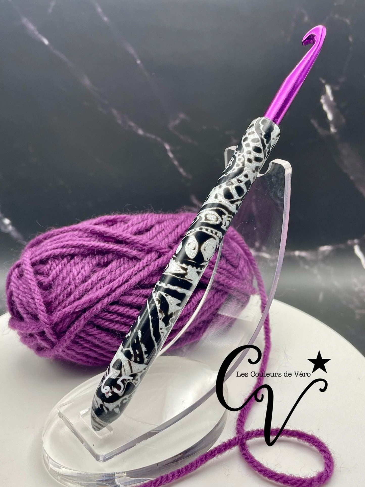 Découvrez le crochet ergonomique, confortable, léger et unique! Outil idéal pour les artisans souffrant de douleurs articulaires, cet outil du Québec facilite la pratique du tricot en séparant les mailles avec précision et en améliorant la dextérité fine. Fabriqué au Canada pour un meilleur confort lors de vos loisirs. Mots clés: tricoter, outils d'artisans, outil pour artisans, douleurs aux articulations, confortable, crochet, article pour tricot, accessoires tricot, tricoter.
