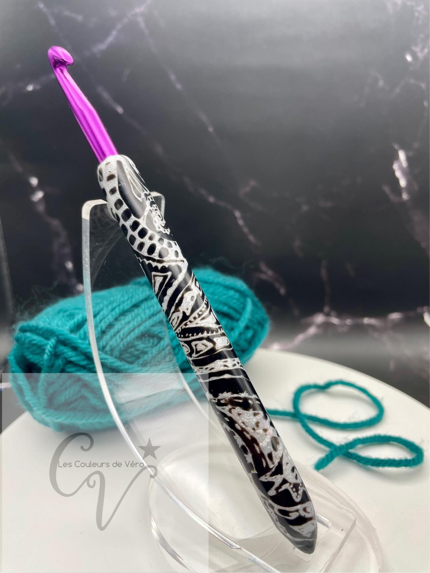 Découvrez le crochet ergonomique, confortable, léger et unique! Outil idéal pour les artisans souffrant de douleurs articulaires, cet outil du Québec facilite la pratique du tricot en séparant les mailles avec précision et en améliorant la dextérité fine. Fabriqué au Canada pour un meilleur confort lors de vos loisirs. Mots clés: tricoter, outils d'artisans, outil pour artisans, douleurs aux articulations, confortable, crochet, article pour tricot, accessoires tricot, tricoter.