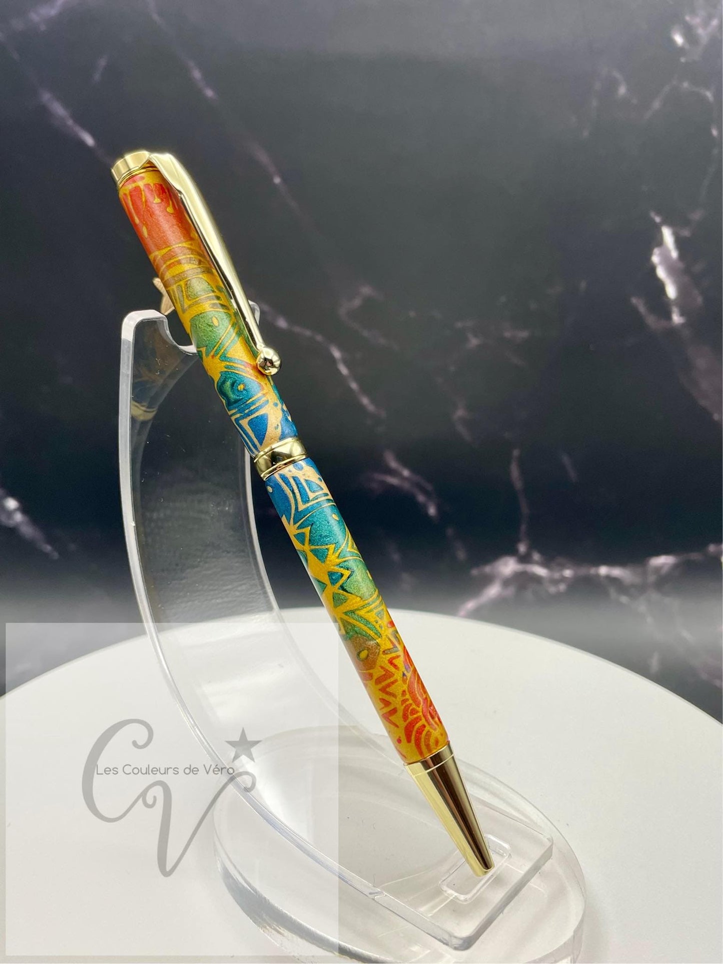 Cet incroyable stylo est doux et lisse au touché, avec un motif unique fait à la main en pâte polymère. La pâte a été minutieusement appliquée sur les tubes du stylo et a été poncée et vernis pour une finition éblouissante et durable. Fabriqué au Québec par une talentueuse artisane locale, ce stylo est un véritable chef-d'œuvre. #lescouleursdevero