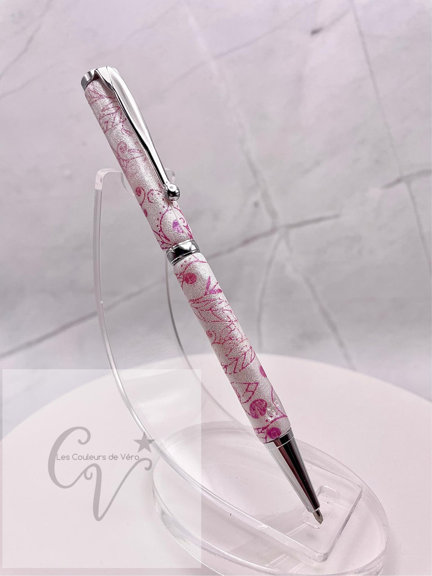 Cet incroyable stylo est doux et lisse au touché, avec un motif unique fait à la main en pâte polymère. La pâte a été minutieusement appliquée sur les tubes du stylo et a été poncée et vernis pour une finition éblouissante et durable. Fabriqué au Québec par une talentueuse artisane locale, ce stylo est une oeuvre! Polymer clay pen handmade. you can change the ink!