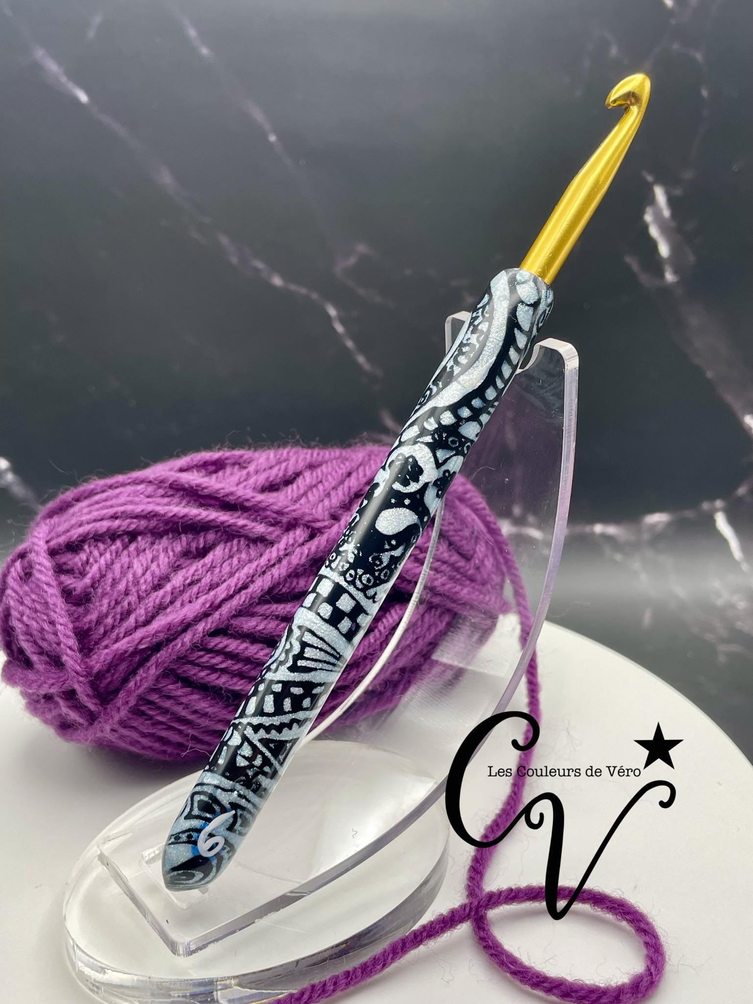 Découvrez le crochet ergonomique, confortable, léger et unique! Outil idéal pour les artisans souffrant de douleurs articulaires, cet outil du Québec facilite la pratique du tricot en séparant les mailles avec précision et en améliorant la dextérité fine. Fabriqué au Canada pour un meilleur confort lors de vos loisirs.    Mots clés: tricoter, outils d'artisans, outil pour artisans, douleurs aux articulations, confortable, crochet, article pour tricot, accessoires tricot, tricoter.