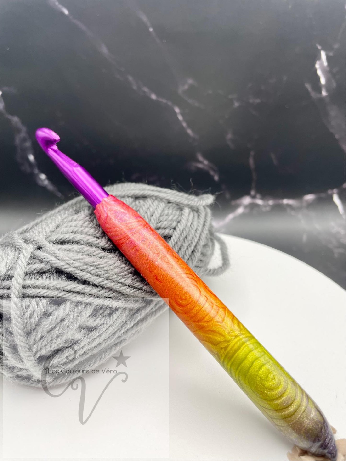 Découvrez le crochet ergonomique, confortable, léger et unique! Outil idéal pour les artisans souffrant de douleurs articulaires, cet outil du Québec facilite la pratique du tricot en séparant les mailles avec précision et en améliorant la dextérité fine. Fabriqué au Canada pour un meilleur confort lors de vos loisirs.    Mots clés: tricoter, outils d'artisans, outil pour artisans, douleurs aux articulations, confortable, crochet, article pour tricot, accessoires tricot, tricoter.