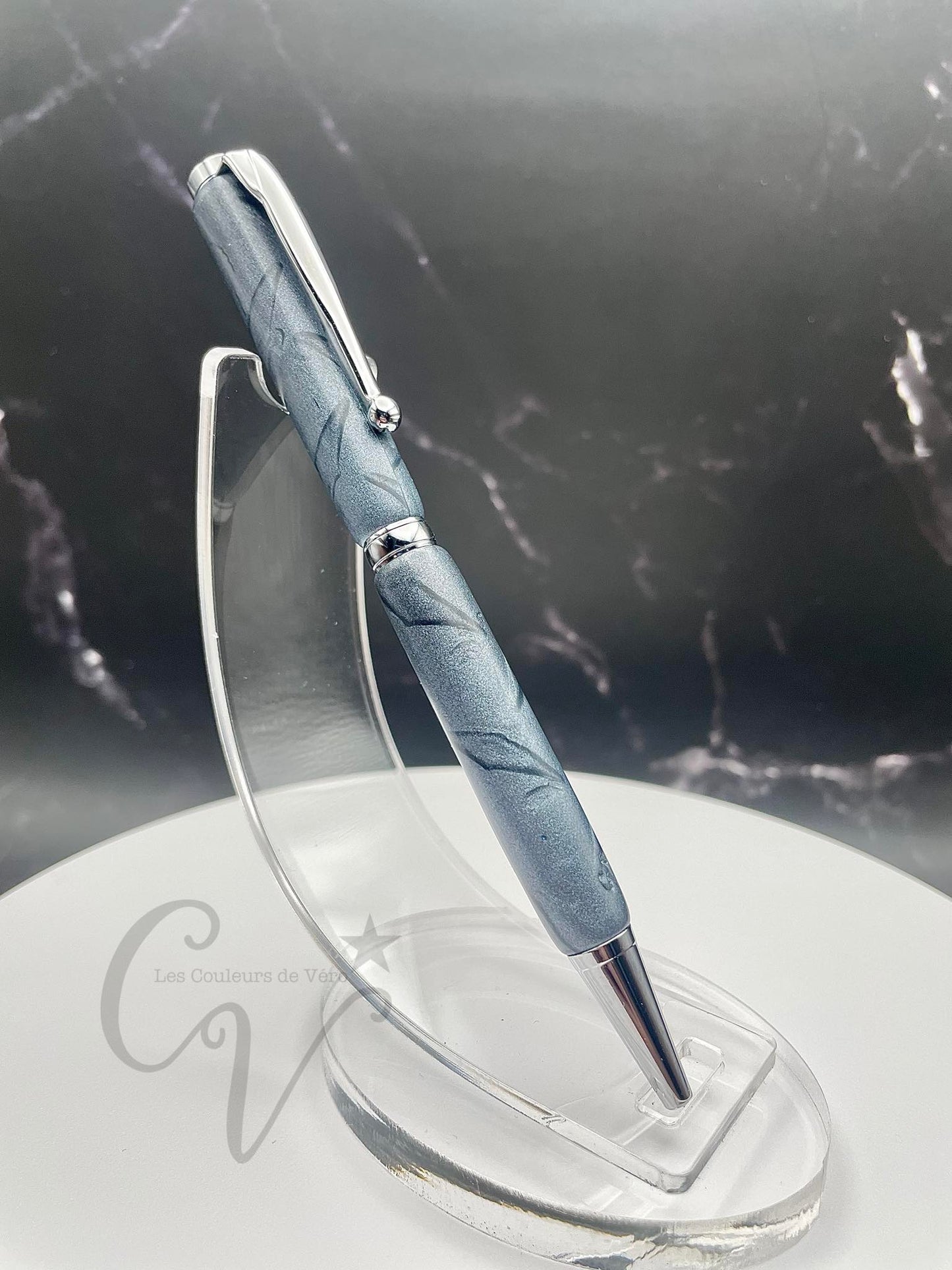Démarquez-vous avec notre stylo bille torsion durable et unique! Confortable à utiliser et d'une qualité haut-de-gamme. Ajoutez-le à votre collection de stylos originaux et découvrez des possibilités infinies avec ce stylo de luxe. Faites le choix audacieux avec notre stylo exceptionnel, le crayon à l'encre qui vous fera vivre des aventures uniques!
