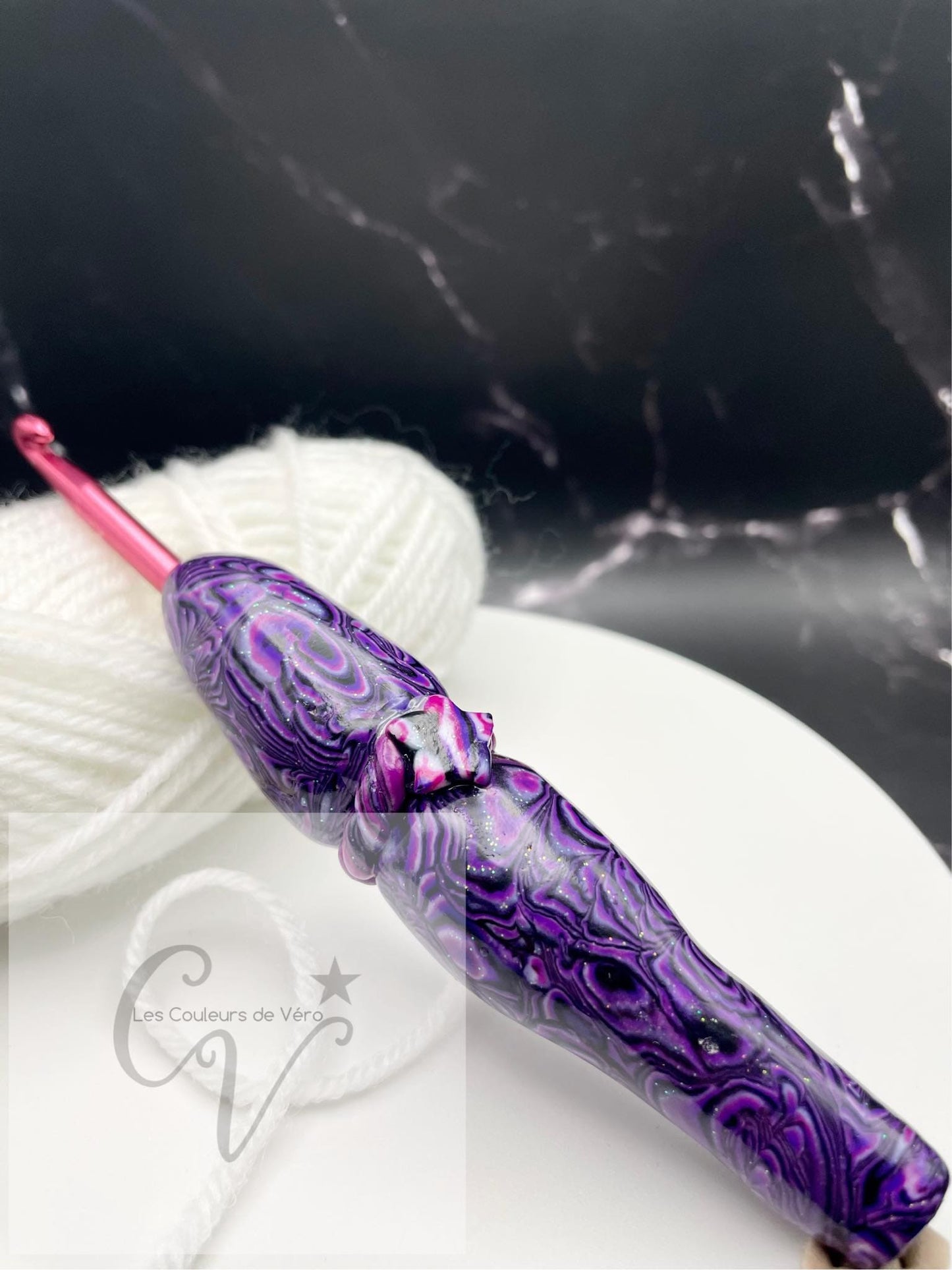 Découvrez le crochet ergonomique, confortable, léger et unique! Outil idéal pour les artisans souffrant de douleurs articulaires, cet outil du Québec facilite la pratique du tricot en séparant les mailles avec précision et en améliorant la dextérité fine. Fabriqué au Canada pour un meilleur confort lors de vos loisirs. Mots clés: tricoter, outils d'artisans, outil pour artisans, douleurs aux articulations, confortable, crochet, article pour tricot, accessoires tricot, tricoter.