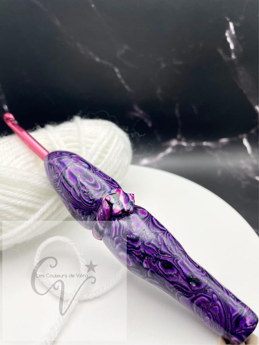 Découvrez le crochet ergonomique, confortable, léger et unique! Outil idéal pour les artisans souffrant de douleurs articulaires, cet outil du Québec facilite la pratique du tricot en séparant les mailles avec précision et en améliorant la dextérité fine. Fabriqué au Canada pour un meilleur confort lors de vos loisirs.    Mots clés: tricoter, outils d'artisans, outil pour artisans, douleurs aux articulations, confortable, crochet, article pour tricot, accessoires tricot, tricoter.