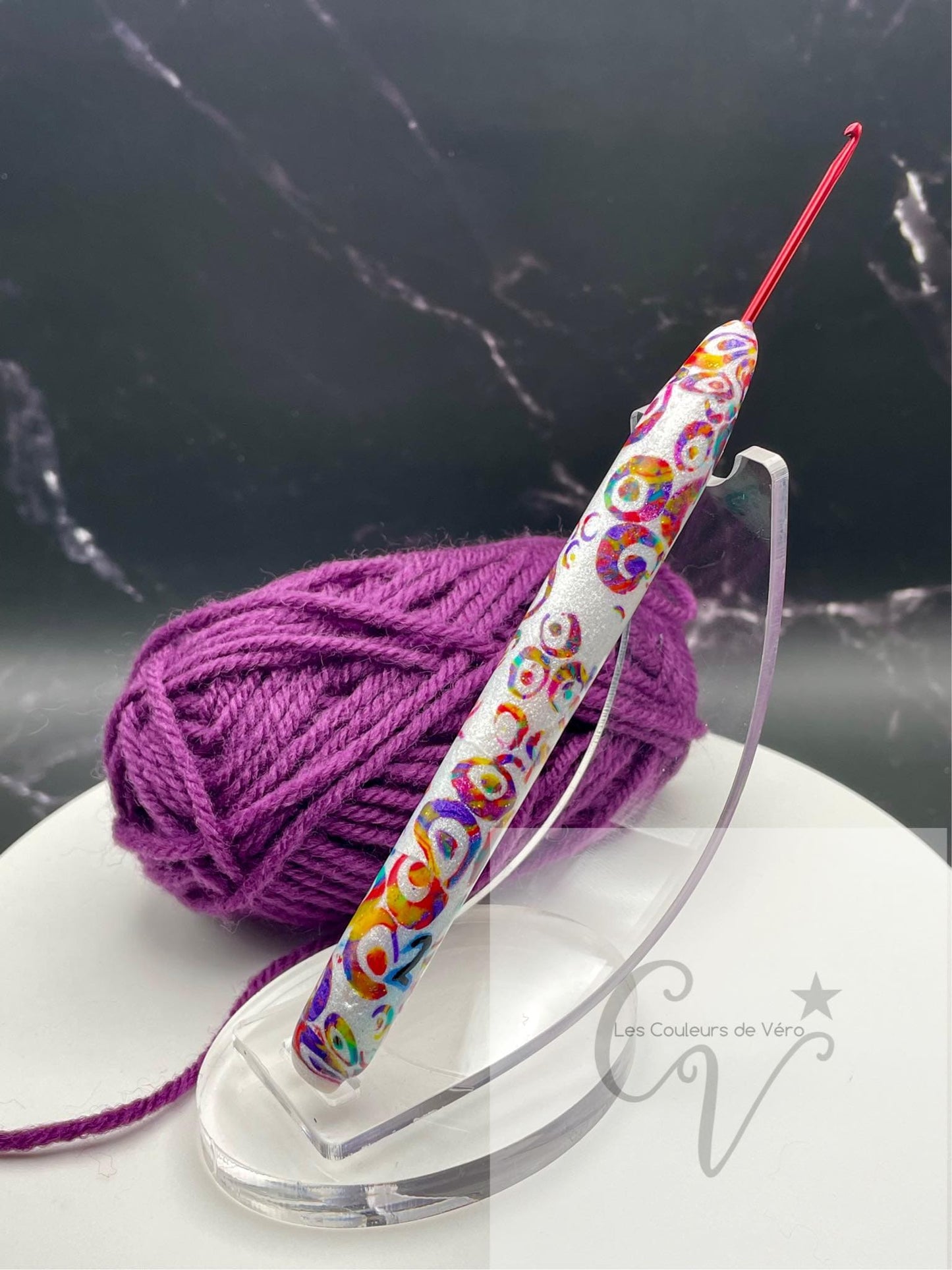 Découvrez le crochet ergonomique, confortable, léger et unique! Outil idéal pour les artisans souffrant de douleurs articulaires, cet outil du Québec facilite la pratique du tricot en séparant les mailles avec précision et en améliorant la dextérité fine. Fabriqué au Canada pour un meilleur confort lors de vos loisirs. Mots clés: tricoter, outils d'artisans, outil pour artisans, douleurs aux articulations, confortable, crochet, article pour tricot, accessoires tricot, tricoter. #lescouleursdevero