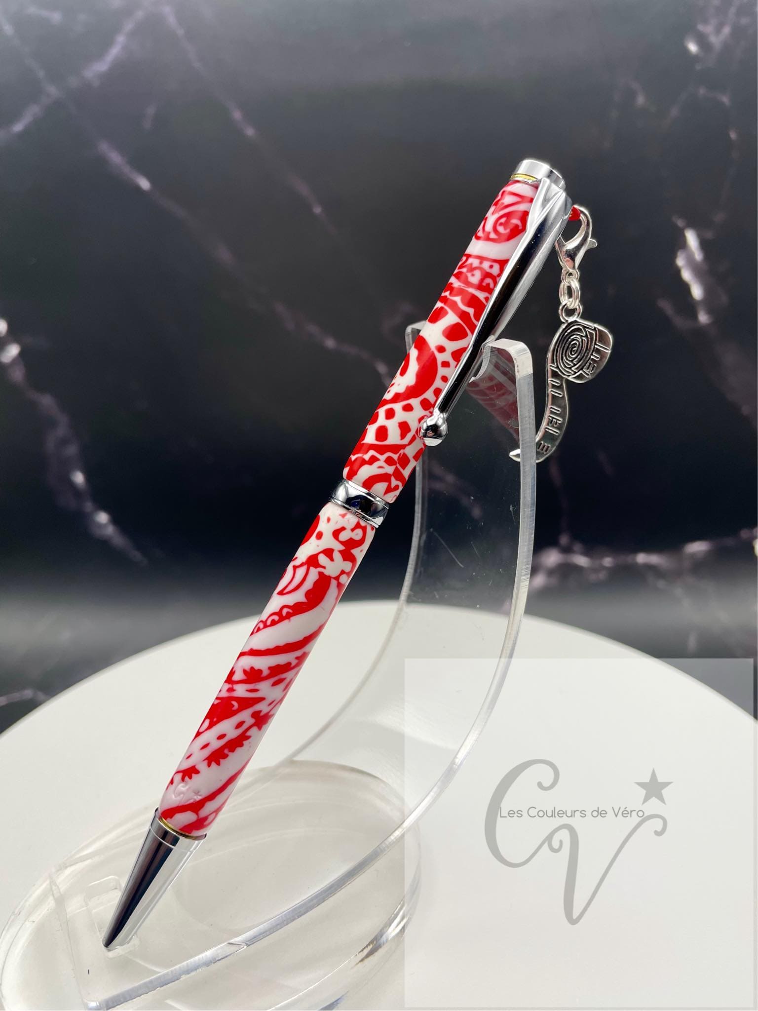 Stylo bille de collection à torsion mince Slimline; Orné d'une magnifique breloque ruban à mesurerStylo bille; Orné d'une magnifique breloque;  Ruban à mesurer