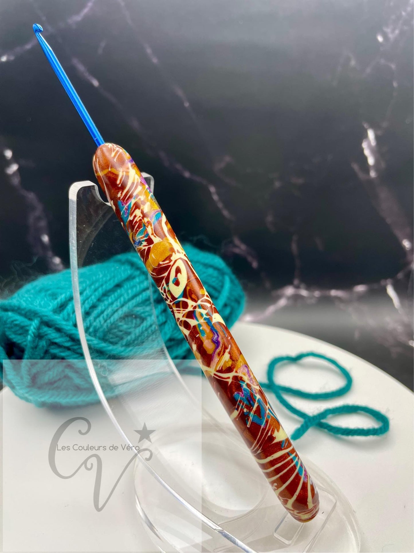 Découvrez le crochet ergonomique, confortable, léger et unique! Outil idéal pour les artisans souffrant de douleurs articulaires, cet outil du Québec facilite la pratique du tricot en séparant les mailles avec précision et en améliorant la dextérité fine. Fabriqué au Canada pour un meilleur confort lors de vos loisirs. Mots clés: tricoter, outils d'artisans, outil pour artisans, douleurs aux articulations, confortable, crochet, article pour tricot, accessoires tricot, tricoter.