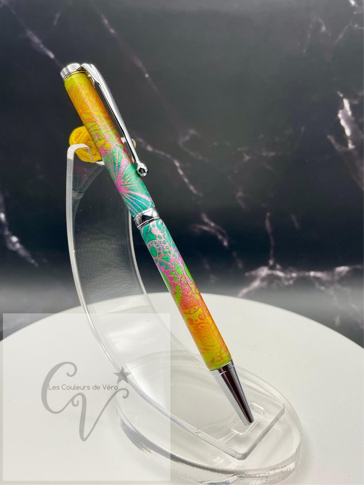 Cet incroyable stylo est doux et lisse au touché, avec un motif unique fait à la main en pâte polymère. La pâte a été minutieusement appliquée sur les tubes du stylo et a été poncée et vernis pour une finition éblouissante et durable. Fabriqué au Québec par une talentueuse artisane locale, ce stylo est un véritable chef-d'œuvre. #lescouleursdevero