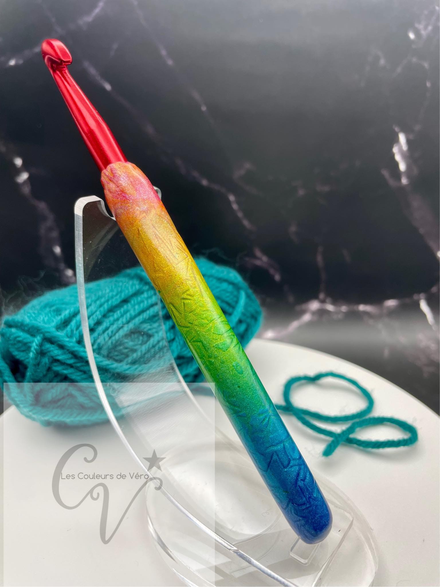 Découvrez le crochet ergonomique, confortable, léger et unique! Outil idéal pour les artisans souffrant de douleurs articulaires, cet outil du Québec facilite la pratique du tricot en séparant les mailles avec précision et en améliorant la dextérité fine. Fabriqué au Canada pour un meilleur confort lors de vos loisirs.    Mots clés: tricoter, outils d'artisans, outil pour artisans, douleurs aux articulations, confortable, crochet, article pour tricot, accessoires tricot, tricoter.
