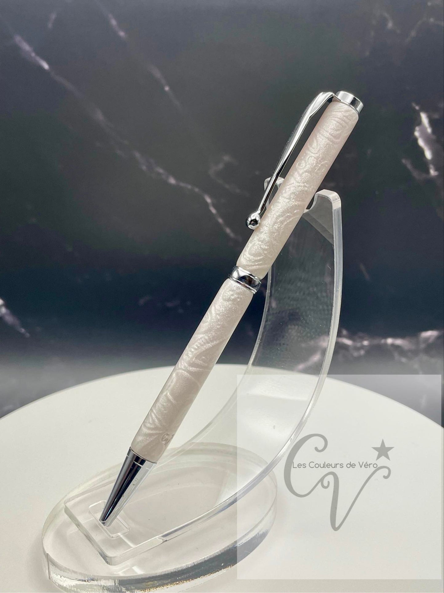Démarquez-vous avec notre stylo bille torsion durable et unique! Confortable à utiliser et d'une qualité haut-de-gamme. Ajoutez-le à votre collection de stylos originaux et découvrez des possibilités infinies avec ce stylo de luxe. Faites le choix audacieux avec notre stylo exceptionnel, le crayon à l'encre qui vous fera vivre des aventures uniques!