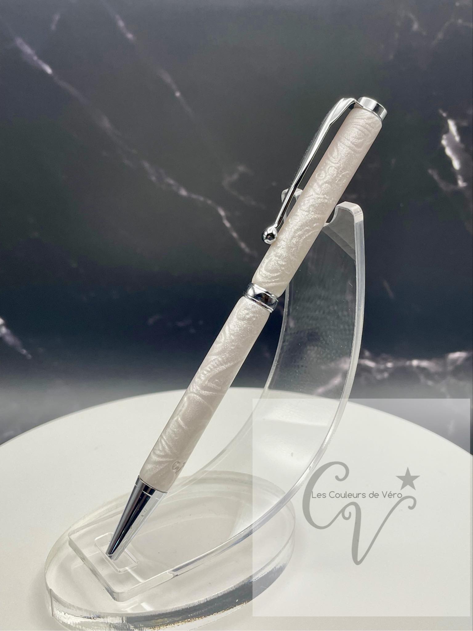 Démarquez-vous avec notre stylo bille torsion durable et unique! Confortable à utiliser et d'une qualité haut-de-gamme. Ajoutez-le à votre collection de stylos originaux et découvrez des possibilités infinies avec ce stylo de luxe. Faites le choix audacieux avec notre stylo exceptionnel, le crayon à l'encre qui vous fera vivre des aventures uniques!