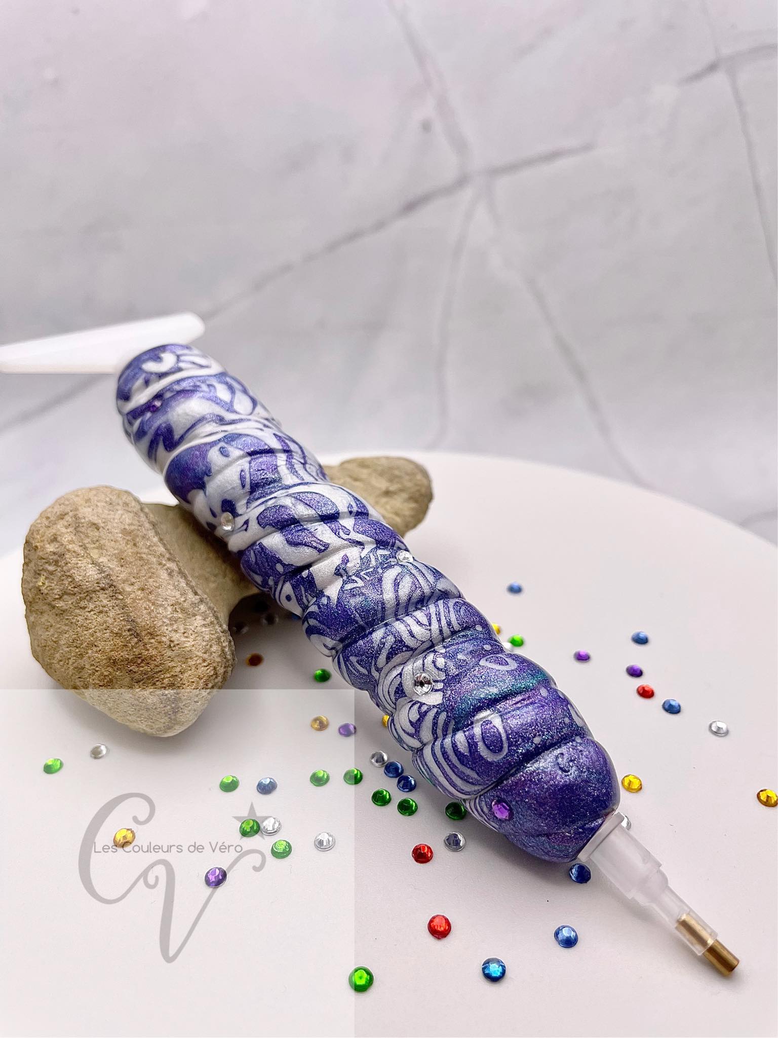 Stylet / crayon diamond painting ergonomique; Très léger, incassable, embouts non-collés, lisse et surtout unique. Diamants scintillants!
