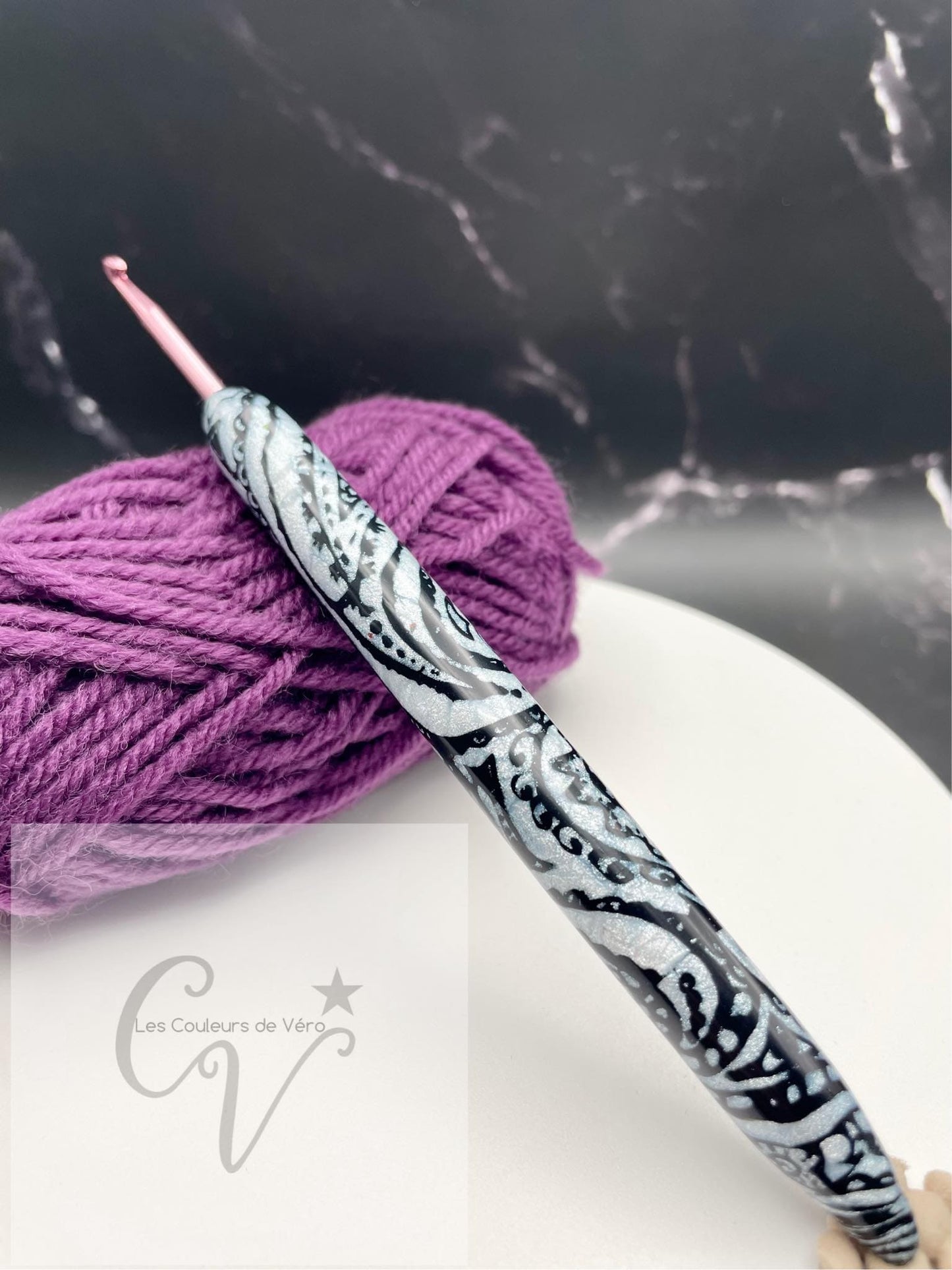 Découvrez le crochet ergonomique, confortable, léger et unique! Outil idéal pour les artisans souffrant de douleurs articulaires, cet outil du Québec facilite la pratique du tricot en séparant les mailles avec précision et en améliorant la dextérité fine. Fabriqué au Canada pour un meilleur confort lors de vos loisirs. Mots clés: tricoter, outils d'artisans, outil pour artisans, douleurs aux articulations, confortable, crochet, article pour tricot, accessoires tricot, tricoter.