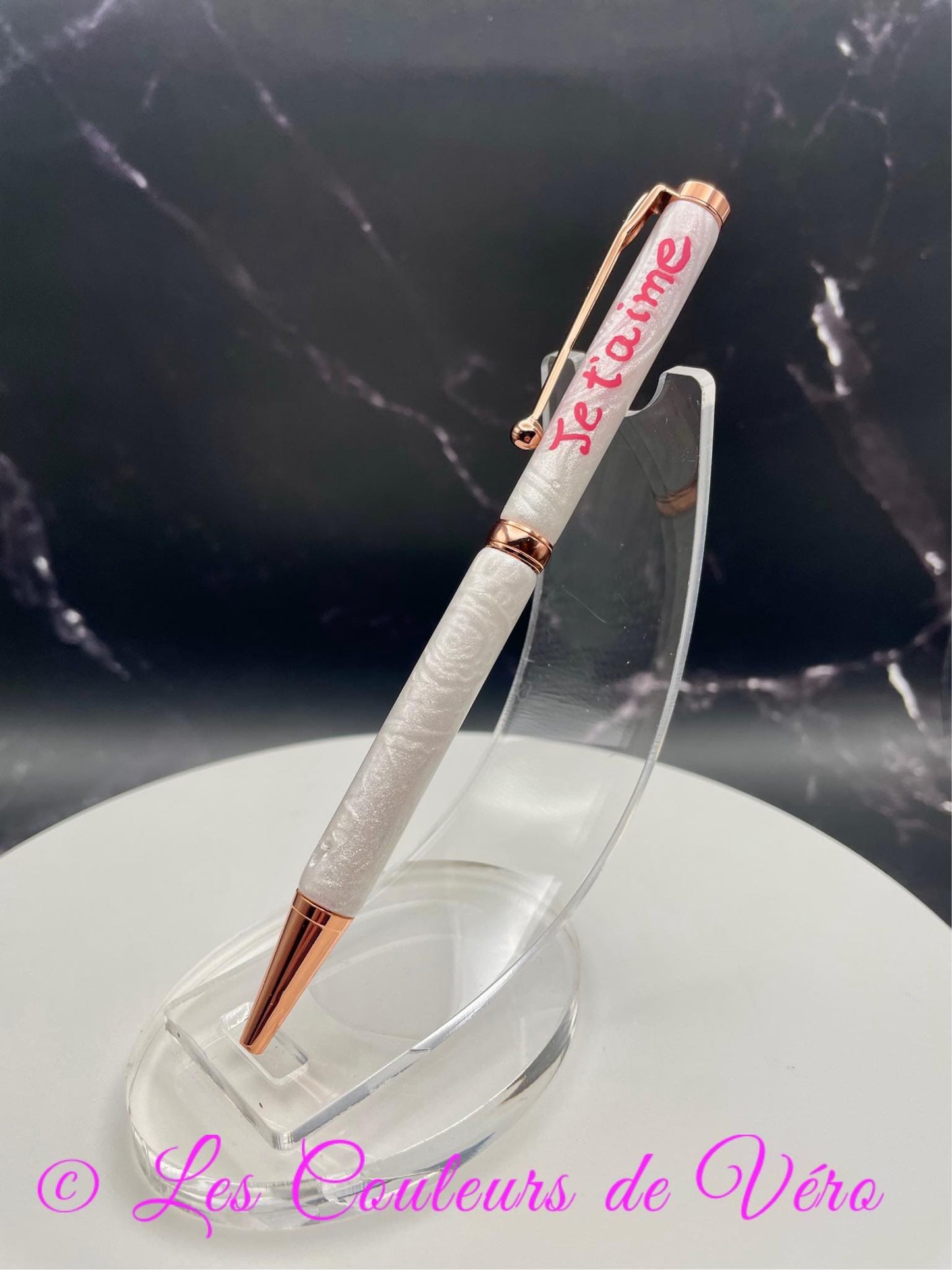 Cet incroyable stylo est doux et lisse au touché, avec un motif unique fait à la main en pâte polymère. La pâte a été minutieusement appliquée sur les tubes du stylo et a été poncée et vernis pour une finition éblouissante et durable. Fabriqué au Québec par une talentueuse artisane locale, ce stylo est un véritable chef-d'œuvre.