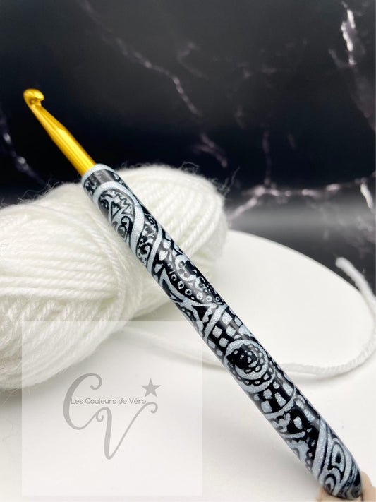 Découvrez le crochet ergonomique, confortable, léger et unique! Outil idéal pour les artisans souffrant de douleurs articulaires, cet outil du Québec facilite la pratique du tricot en séparant les mailles avec précision et en améliorant la dextérité fine. Fabriqué au Canada pour un meilleur confort lors de vos loisirs.    Mots clés: tricoter, outils d'artisans, outil pour artisans, douleurs aux articulations, confortable, crochet, article pour tricot, accessoires tricot, tricoter.