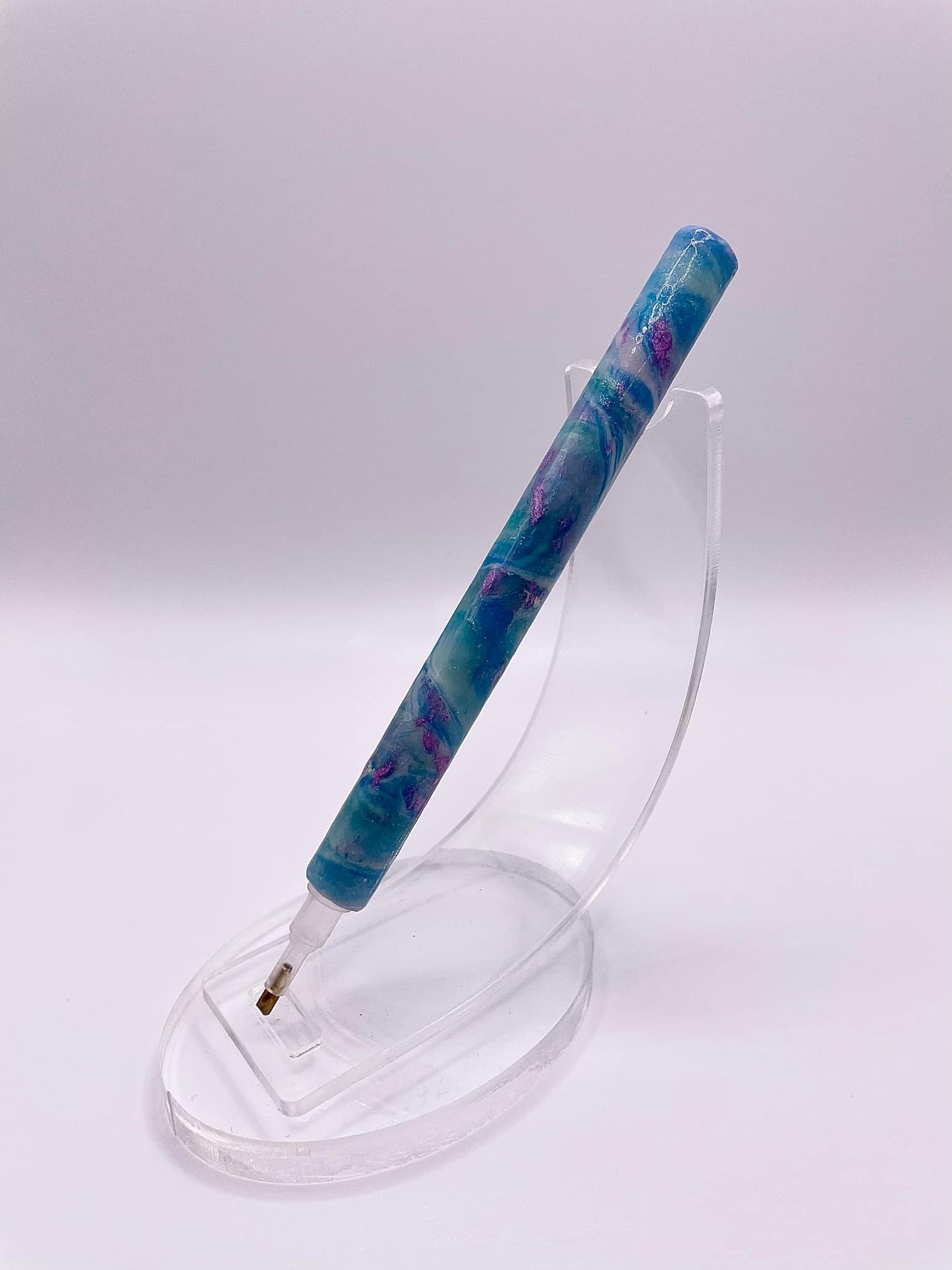 Stylet / crayon diamond painting; Très léger Fait main!
Ce stylet pour peinture en diamant, fait en pâte polymère est moulé à la main. D'une Durabilité et légerté incroyable.