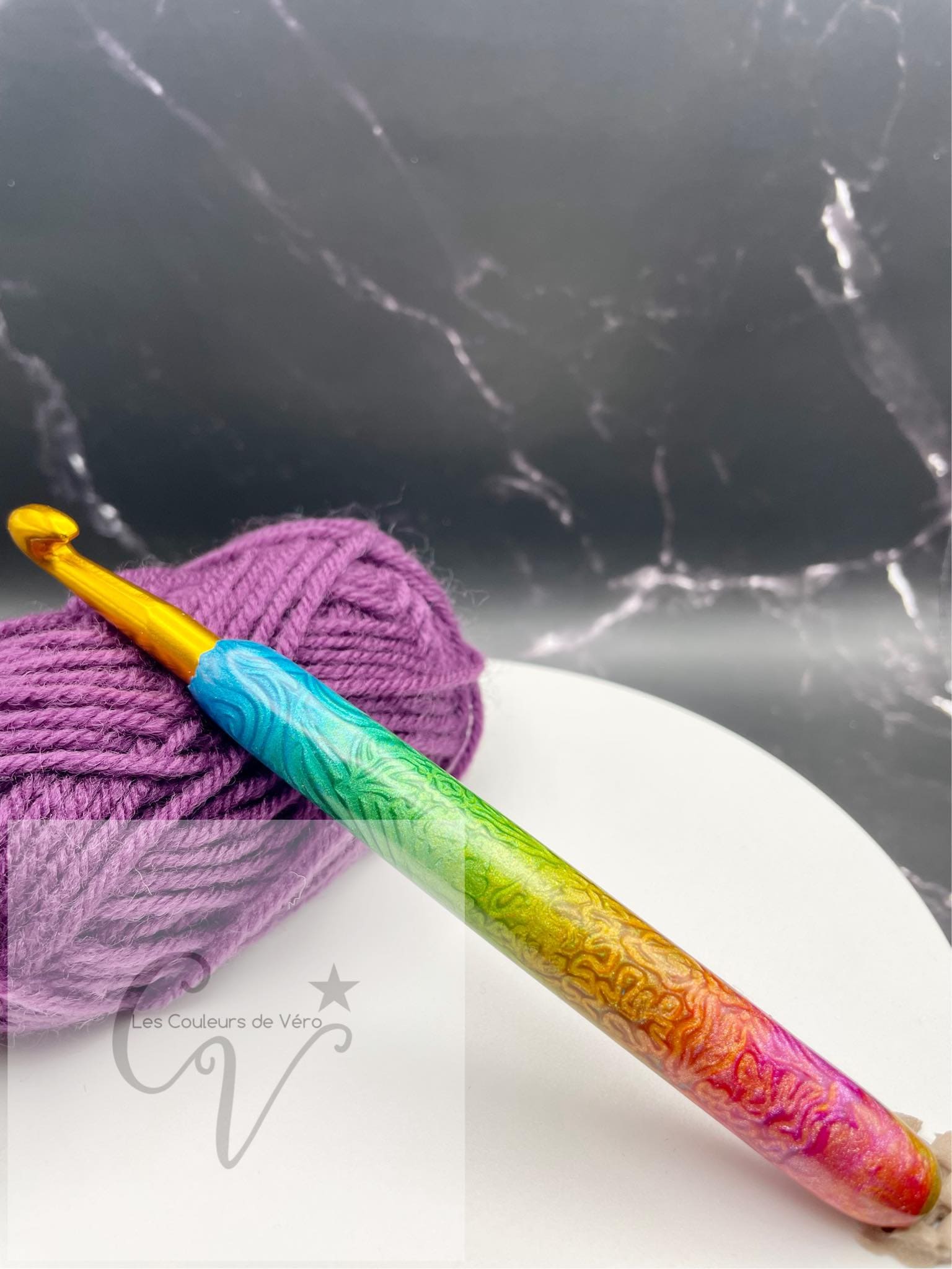 Découvrez le crochet ergonomique, confortable, léger et unique! Outil idéal pour les artisans souffrant de douleurs articulaires, cet outil du Québec facilite la pratique du tricot en séparant les mailles avec précision et en améliorant la dextérité fine. Fabriqué au Canada pour un meilleur confort lors de vos loisirs.    Mots clés: tricoter, outils d'artisans, outil pour artisans, douleurs aux articulations, confortable, crochet, article pour tricot, accessoires tricot, tricoter.