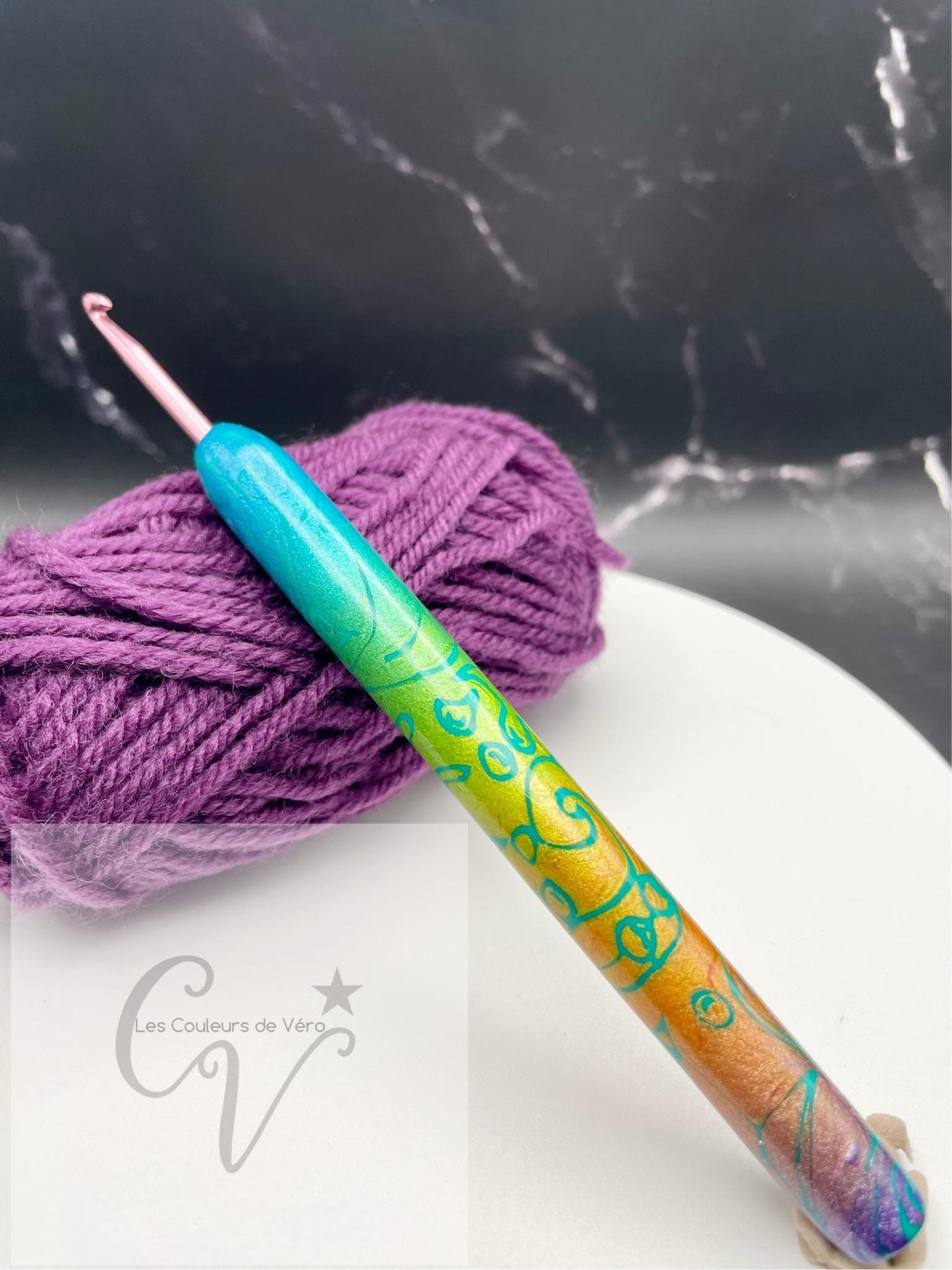 Découvrez le crochet ergonomique, confortable, léger et unique! Outil idéal pour les artisans souffrant de douleurs articulaires, cet outil du Québec facilite la pratique du tricot en séparant les mailles avec précision et en améliorant la dextérité fine. Fabriqué au Canada pour un meilleur confort lors de vos loisirs. Mots clés: tricoter, outils d'artisans, outil pour artisans, douleurs aux articulations, confortable, crochet, article pour tricot, accessoires tricot, tricoter.