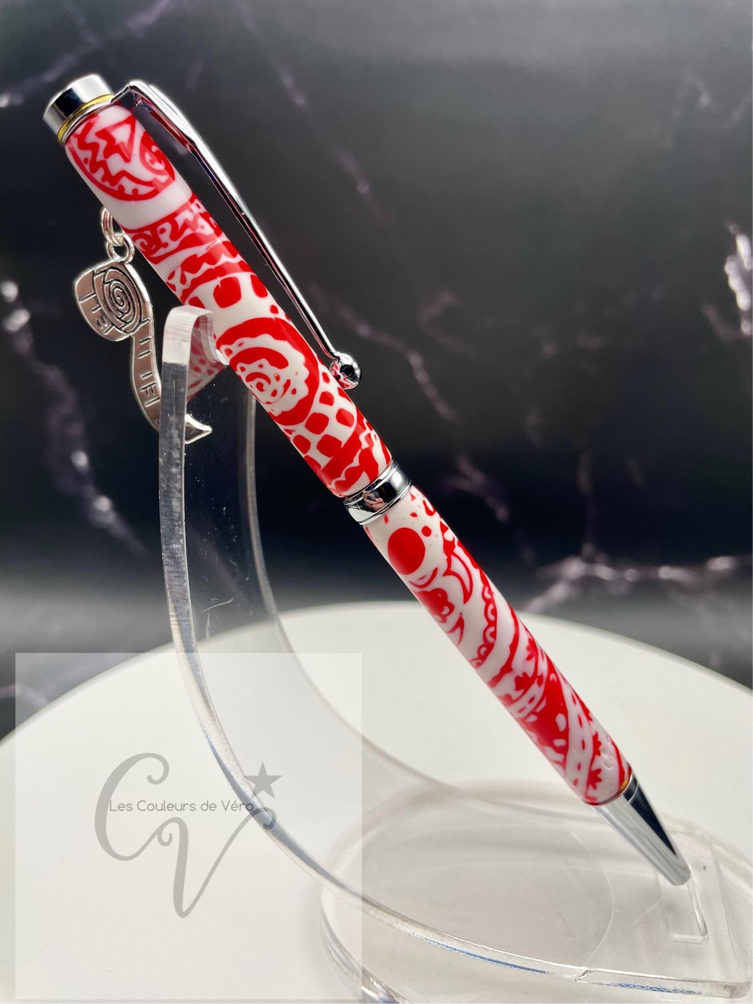 Stylo bille de collection à torsion mince Slimline; Orné d'une magnifique breloque ruban à mesurerStylo bille; Orné d'une magnifique breloque;  Ruban à mesurer