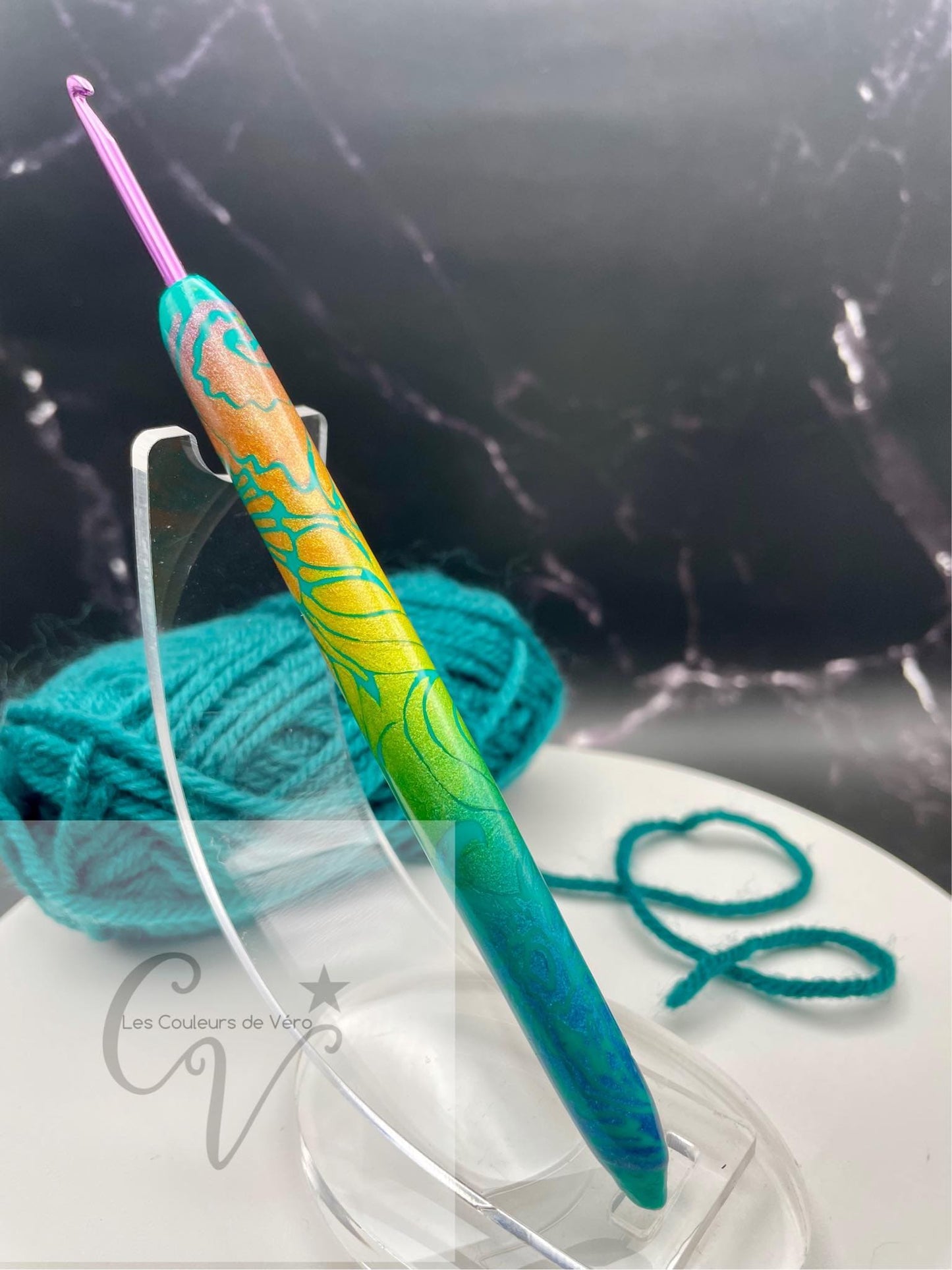 Découvrez le crochet ergonomique, confortable, léger et unique! Outil idéal pour les artisans souffrant de douleurs articulaires, cet outil du Québec facilite la pratique du tricot en séparant les mailles avec précision et en améliorant la dextérité fine. Fabriqué au Canada pour un meilleur confort lors de vos loisirs. Mots clés: tricoter, outils d'artisans, outil pour artisans, douleurs aux articulations, confortable, crochet, article pour tricot, accessoires tricot, tricoter.
