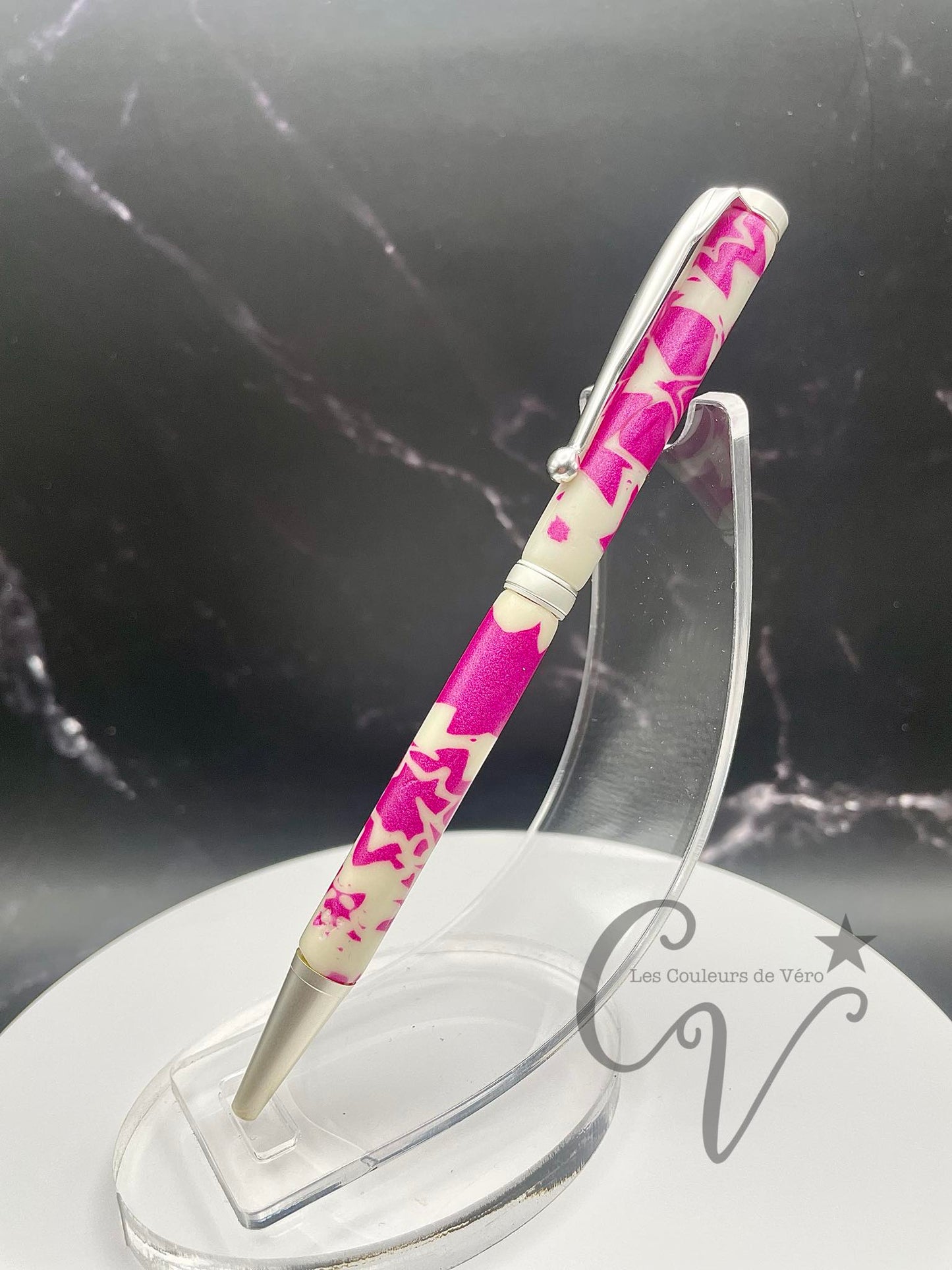 Le seul et unique exemplaire; Stylo bille twist durable, on peut changer l'encre! Un véritable Chef-d'œuvre!