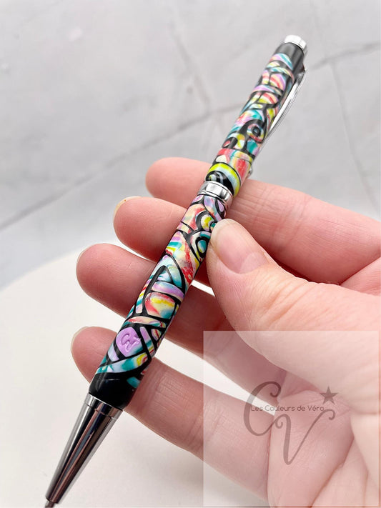 Cet incroyable stylo est doux et lisse au touché, avec un motif unique fait à la main en pâte polymère. La pâte a été minutieusement appliquée sur les tubes du stylo et a été poncée et vernis pour une finition éblouissante et durable. Fabriqué au Québec par une talentueuse artisane locale, ce stylo est une oeuvre! Polymer clay pen handmade. you can change the ink!