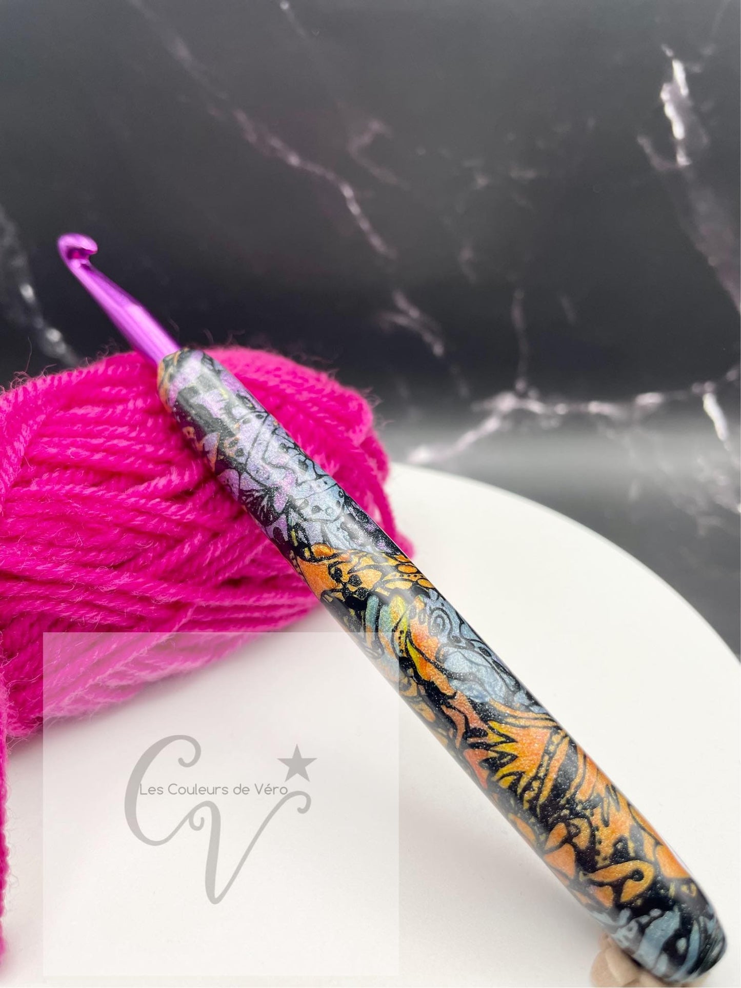 Découvrez le crochet ergonomique, confortable, léger et unique! Outil idéal pour les artisans souffrant de douleurs articulaires, cet outil du Québec facilite la pratique du tricot en séparant les mailles avec précision et en améliorant la dextérité fine. Fabriqué au Canada pour un meilleur confort lors de vos loisirs. Mots clés: tricoter, outils d'artisans, outil pour artisans, douleurs aux articulations, confortable, crochet, article pour tricot, accessoires tricot, tricoter.
