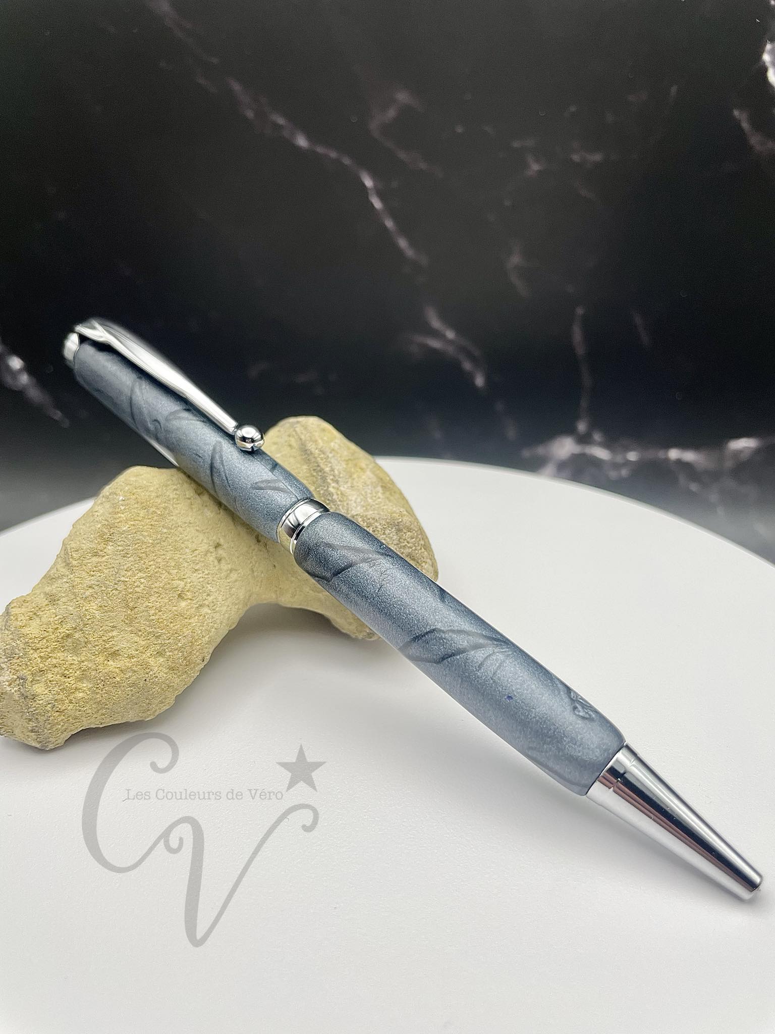 Démarquez-vous avec notre stylo bille torsion durable et unique! Confortable à utiliser et d'une qualité haut-de-gamme. Ajoutez-le à votre collection de stylos originaux et découvrez des possibilités infinies avec ce stylo de luxe. Faites le choix audacieux avec notre stylo exceptionnel, le crayon à l'encre qui vous fera vivre des aventures uniques!