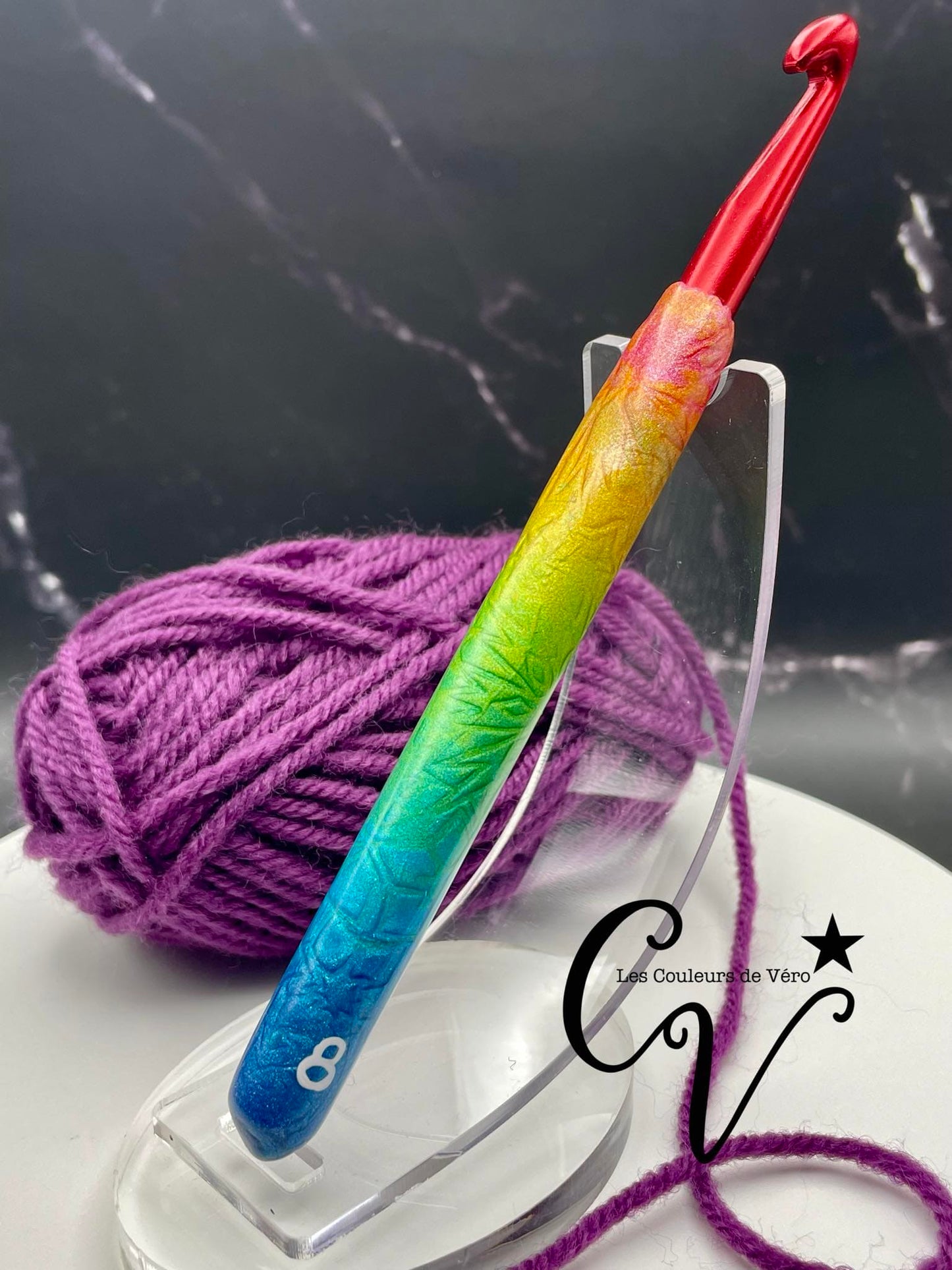 Découvrez le crochet ergonomique, confortable, léger et unique! Outil idéal pour les artisans souffrant de douleurs articulaires, cet outil du Québec facilite la pratique du tricot en séparant les mailles avec précision et en améliorant la dextérité fine. Fabriqué au Canada pour un meilleur confort lors de vos loisirs.    Mots clés: tricoter, outils d'artisans, outil pour artisans, douleurs aux articulations, confortable, crochet, article pour tricot, accessoires tricot, tricoter.