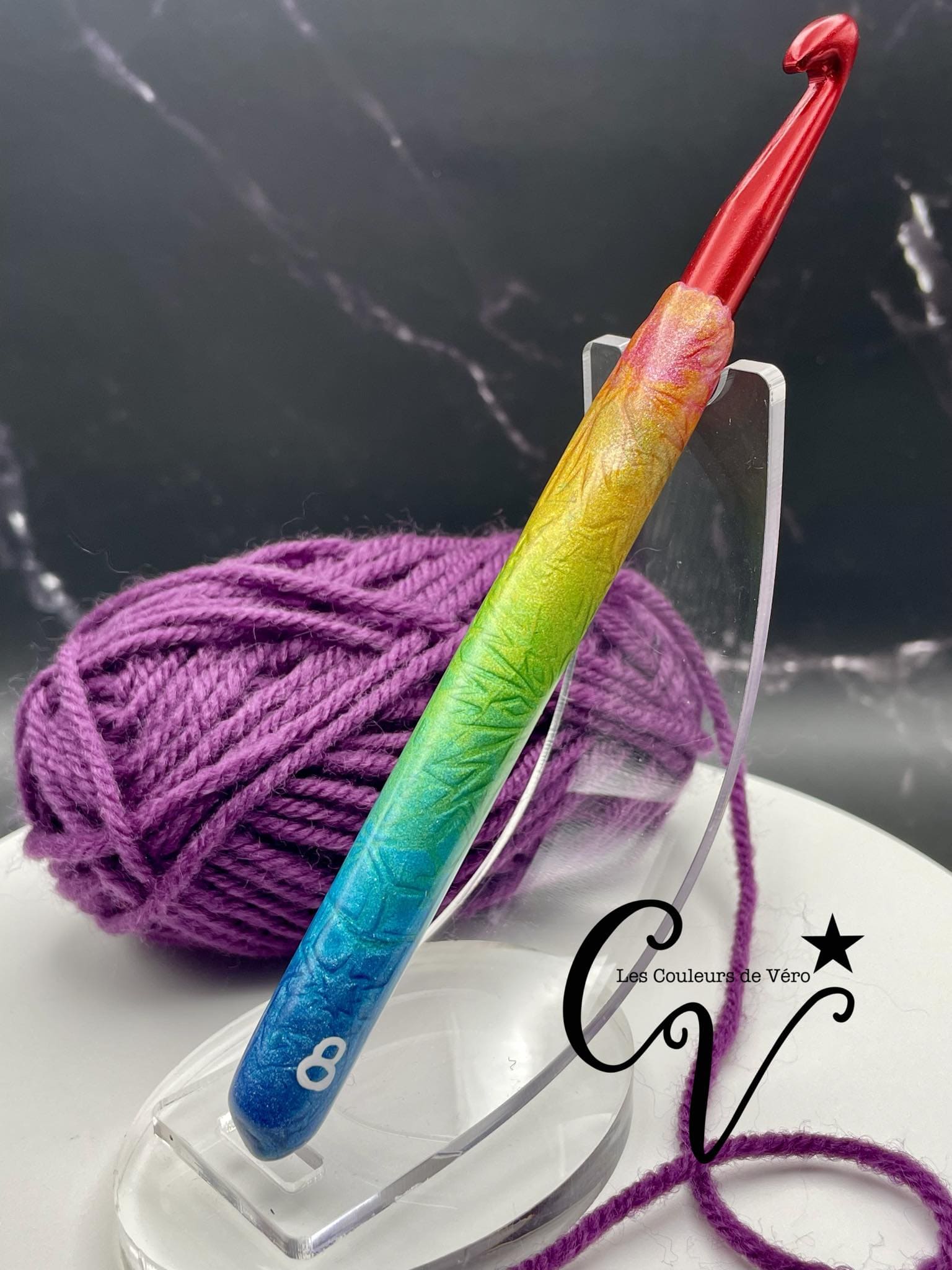 Découvrez le crochet ergonomique, confortable, léger et unique! Outil idéal pour les artisans souffrant de douleurs articulaires, cet outil du Québec facilite la pratique du tricot en séparant les mailles avec précision et en améliorant la dextérité fine. Fabriqué au Canada pour un meilleur confort lors de vos loisirs.    Mots clés: tricoter, outils d'artisans, outil pour artisans, douleurs aux articulations, confortable, crochet, article pour tricot, accessoires tricot, tricoter.