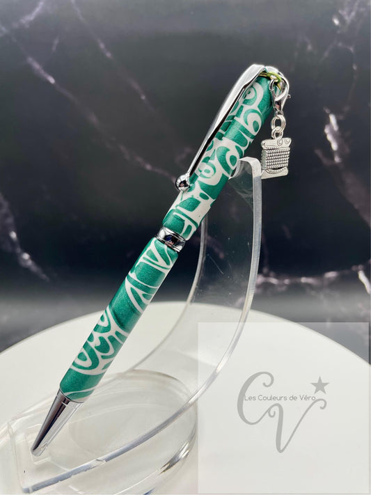 Stylo bille de collection à torsion mince Slimline; Orné d'une magnifique breloque bobine de filsStylo bille; Orné d'une magnifique breloque; Bobine de fils