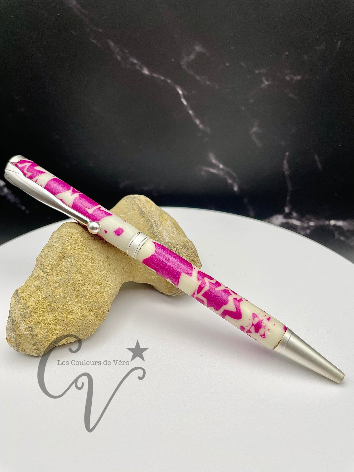 Le seul et unique exemplaire; Stylo bille twist durable, on peut changer l'encre! Un véritable Chef-d'œuvre!