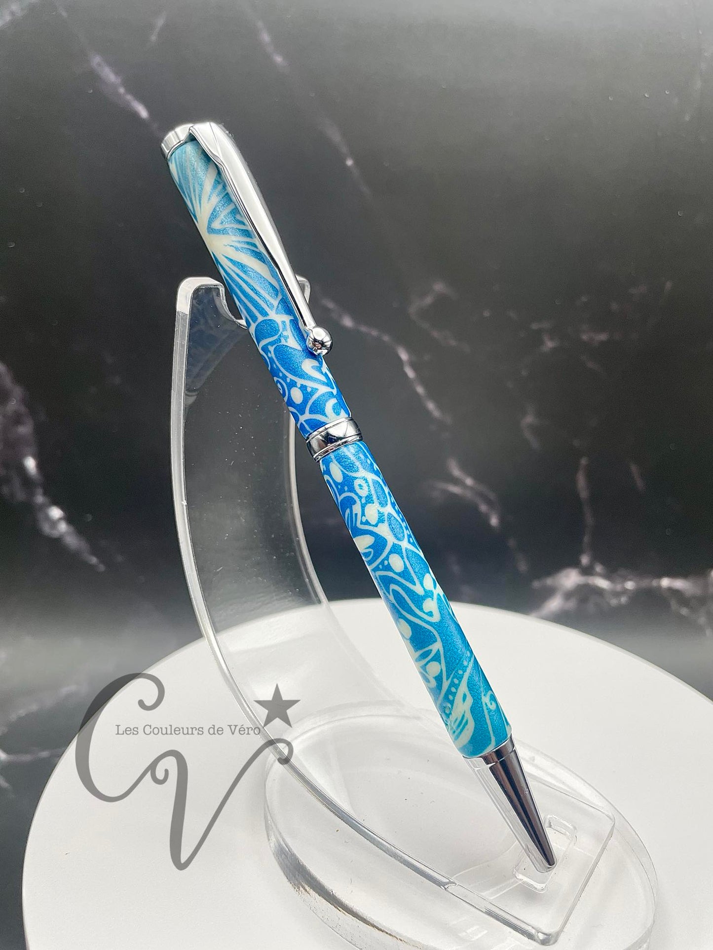 Le seul et unique exemplaire; Stylo bille twist durable, on peut changer l'encre! Un véritable Chef-d'œuvre!