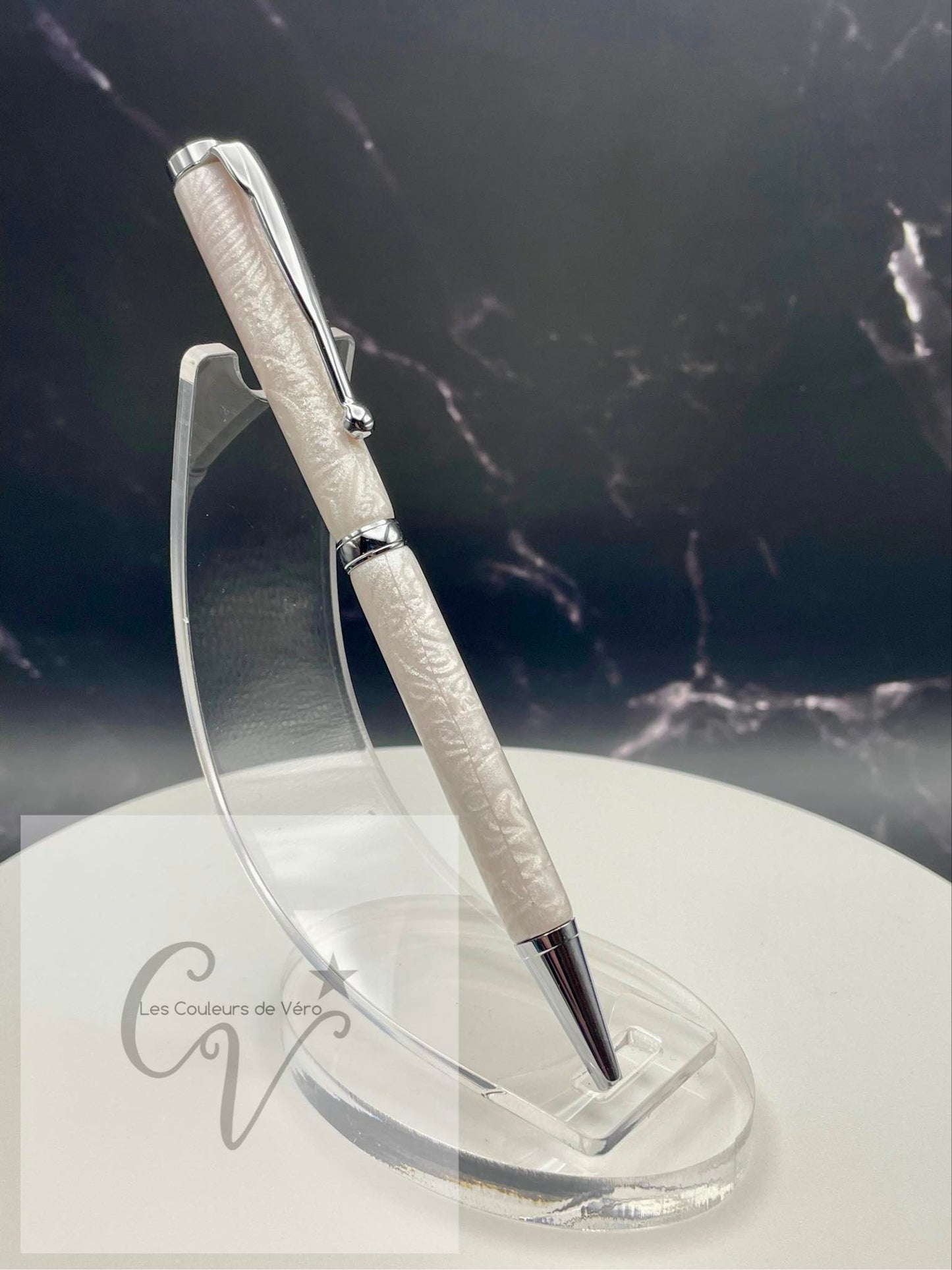 Démarquez-vous avec notre stylo bille torsion durable et unique! Confortable à utiliser et d'une qualité haut-de-gamme. Ajoutez-le à votre collection de stylos originaux et découvrez des possibilités infinies avec ce stylo de luxe. Faites le choix audacieux avec notre stylo exceptionnel, le crayon à l'encre qui vous fera vivre des aventures uniques!