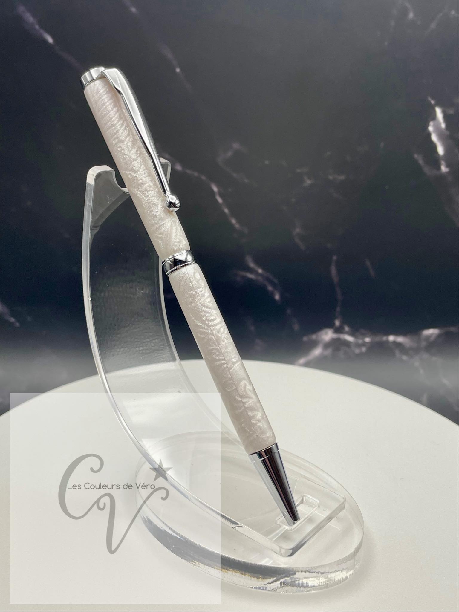 Démarquez-vous avec notre stylo bille torsion durable et unique! Confortable à utiliser et d'une qualité haut-de-gamme. Ajoutez-le à votre collection de stylos originaux et découvrez des possibilités infinies avec ce stylo de luxe. Faites le choix audacieux avec notre stylo exceptionnel, le crayon à l'encre qui vous fera vivre des aventures uniques!