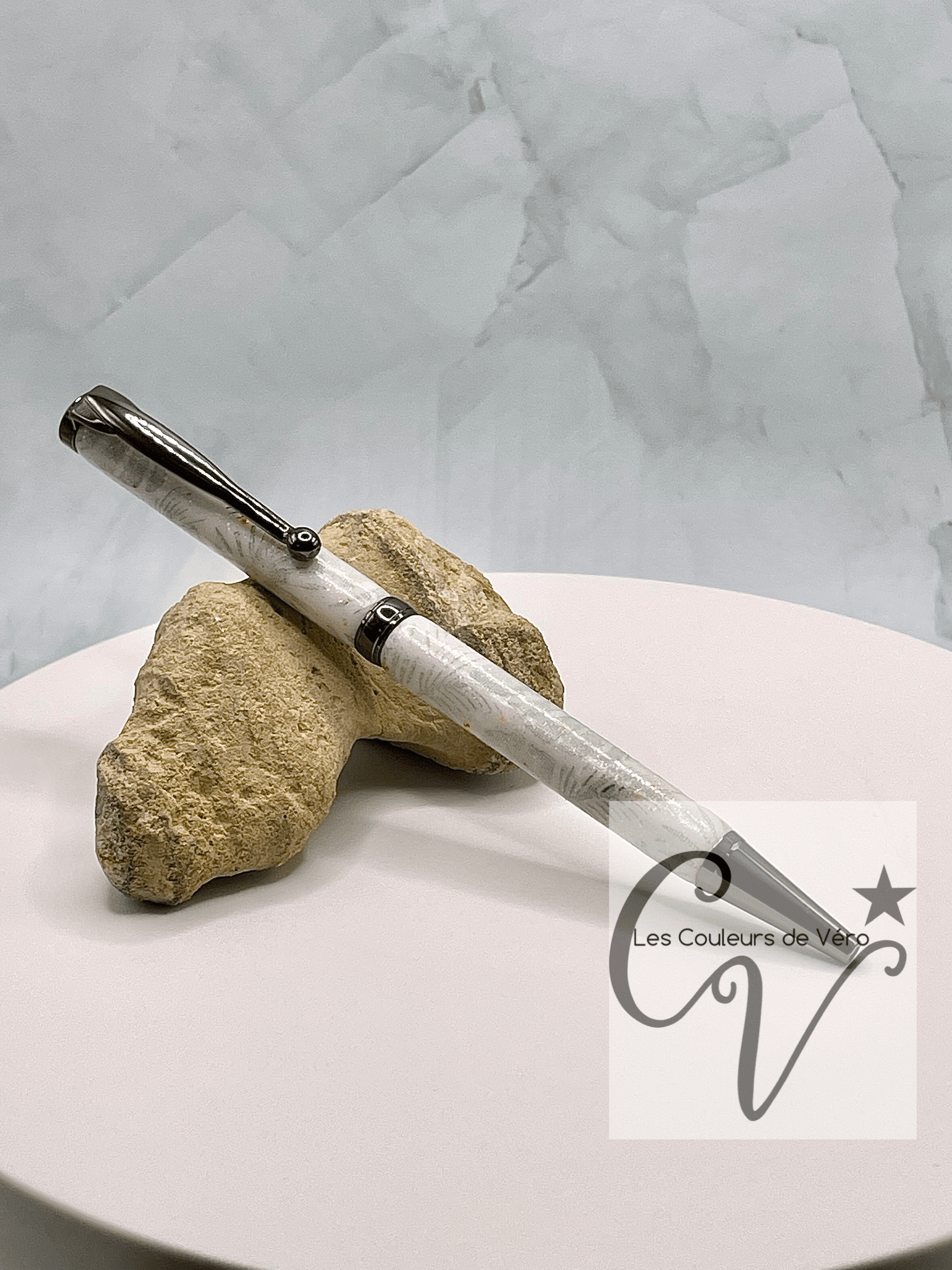 Cet incroyable stylo est doux et lisse au touché, avec un motif unique fait à la main en pâte polymère. La pâte a été minutieusement appliquée sur les tubes du stylo et a été poncée et vernis pour une finition éblouissante et durable. Fabriqué au Québec par une talentueuse artisane locale, ce stylo est un véritable chef-d'œuvre.