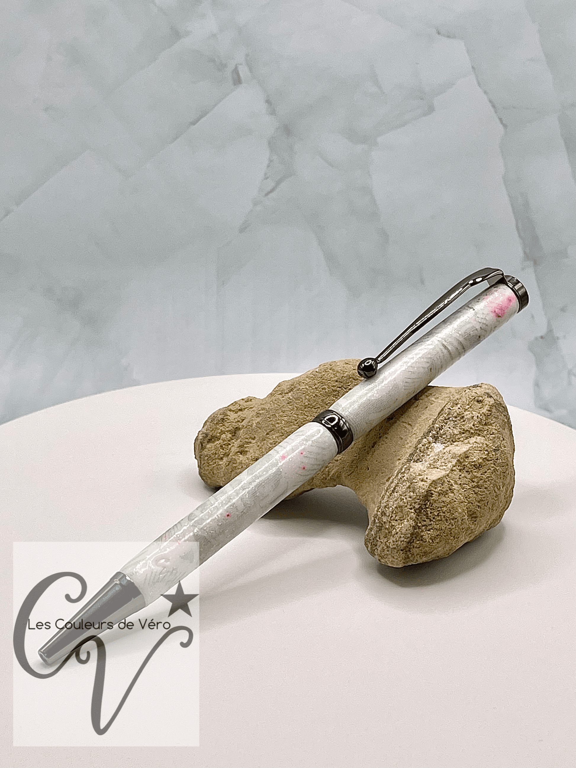 Cet incroyable stylo est doux et lisse au touché, avec un motif unique fait à la main en pâte polymère. La pâte a été minutieusement appliquée sur les tubes du stylo et a été poncée et vernis pour une finition éblouissante et durable. Fabriqué au Québec par une talentueuse artisane locale, ce stylo est un véritable chef-d'œuvre.