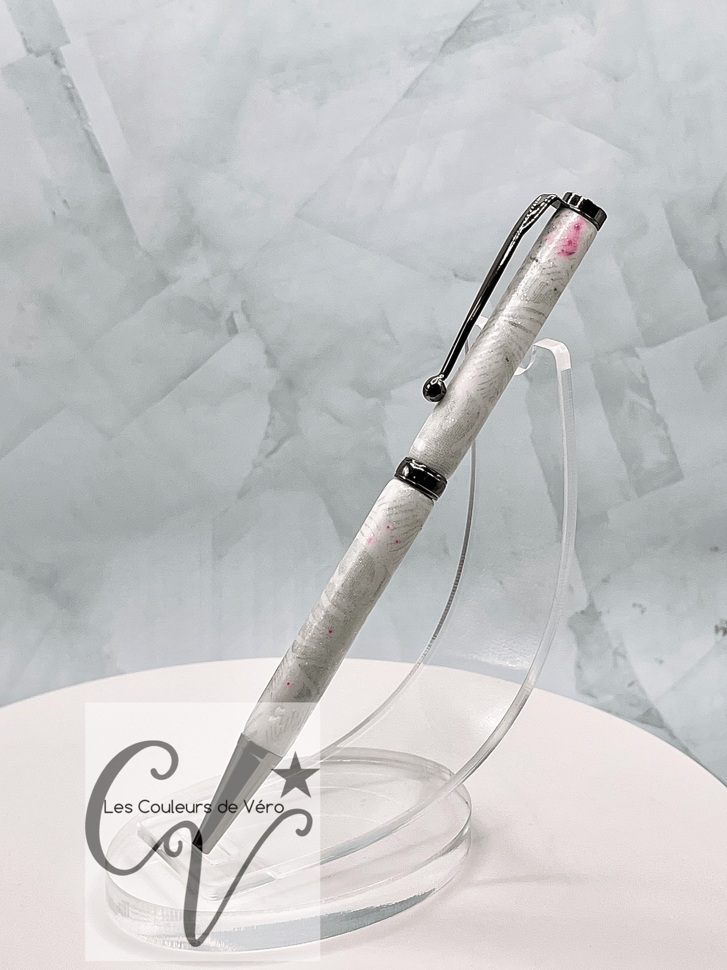 Cet incroyable stylo est doux et lisse au touché, avec un motif unique fait à la main en pâte polymère. La pâte a été minutieusement appliquée sur les tubes du stylo et a été poncée et vernis pour une finition éblouissante et durable. Fabriqué au Québec par une talentueuse artisane locale, ce stylo est un véritable chef-d'œuvre.