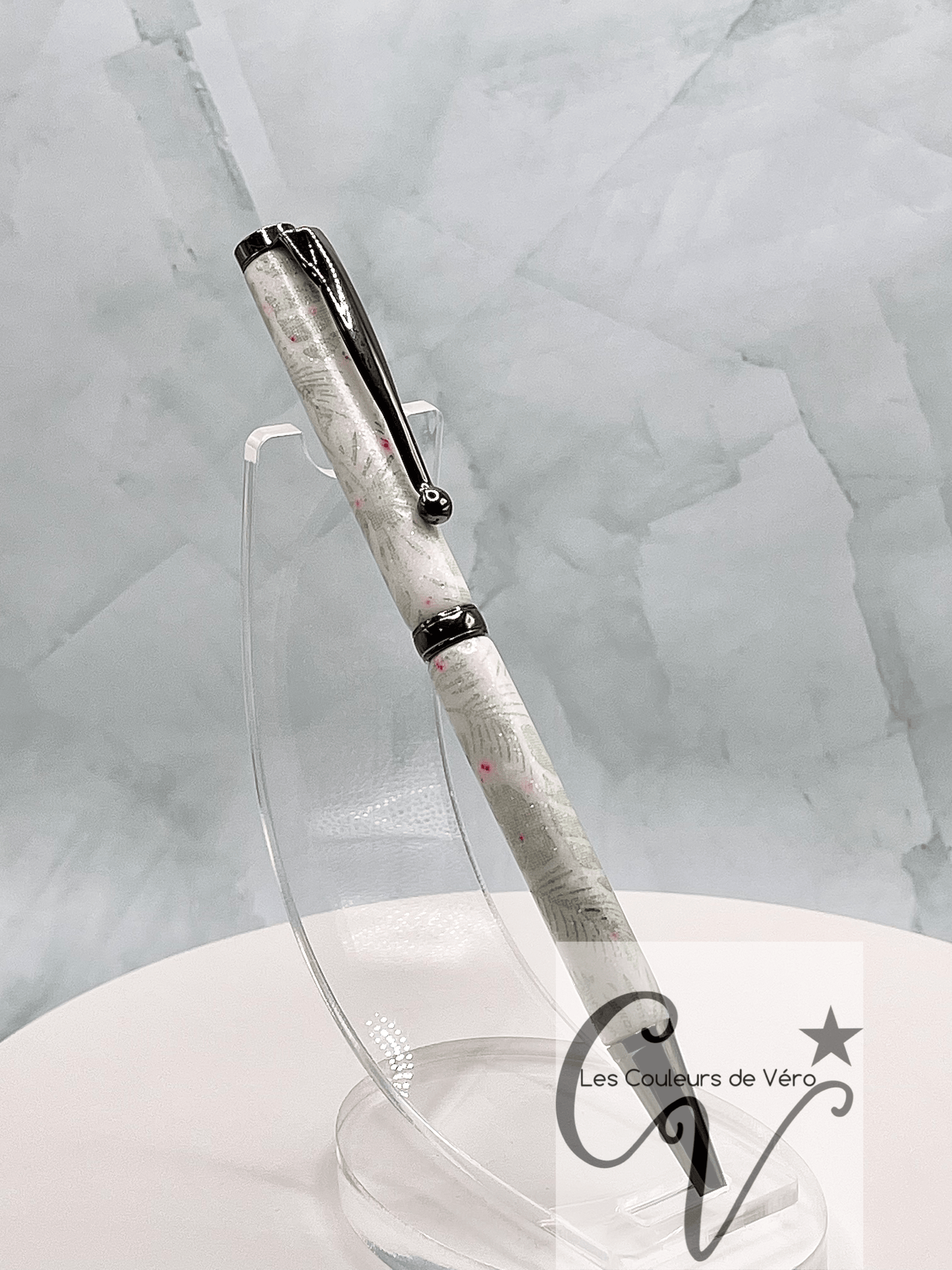 Cet incroyable stylo est doux et lisse au touché, avec un motif unique fait à la main en pâte polymère. La pâte a été minutieusement appliquée sur les tubes du stylo et a été poncée et vernis pour une finition éblouissante et durable. Fabriqué au Québec par une talentueuse artisane locale, ce stylo est un véritable chef-d'œuvre.