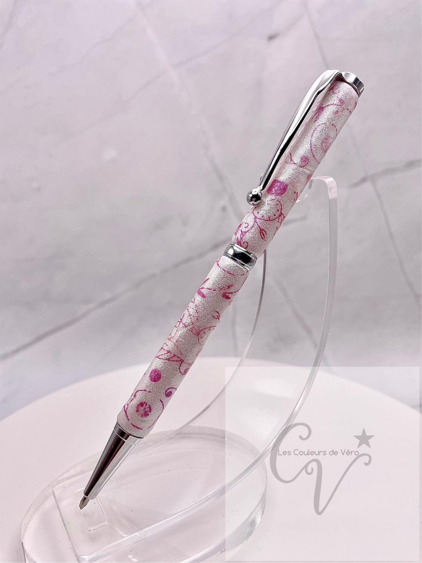 Cet incroyable stylo est doux et lisse au touché, avec un motif unique fait à la main en pâte polymère. La pâte a été minutieusement appliquée sur les tubes du stylo et a été poncée et vernis pour une finition éblouissante et durable. Fabriqué au Québec par une talentueuse artisane locale, ce stylo est une oeuvre! Polymer clay pen handmade. you can change the ink!