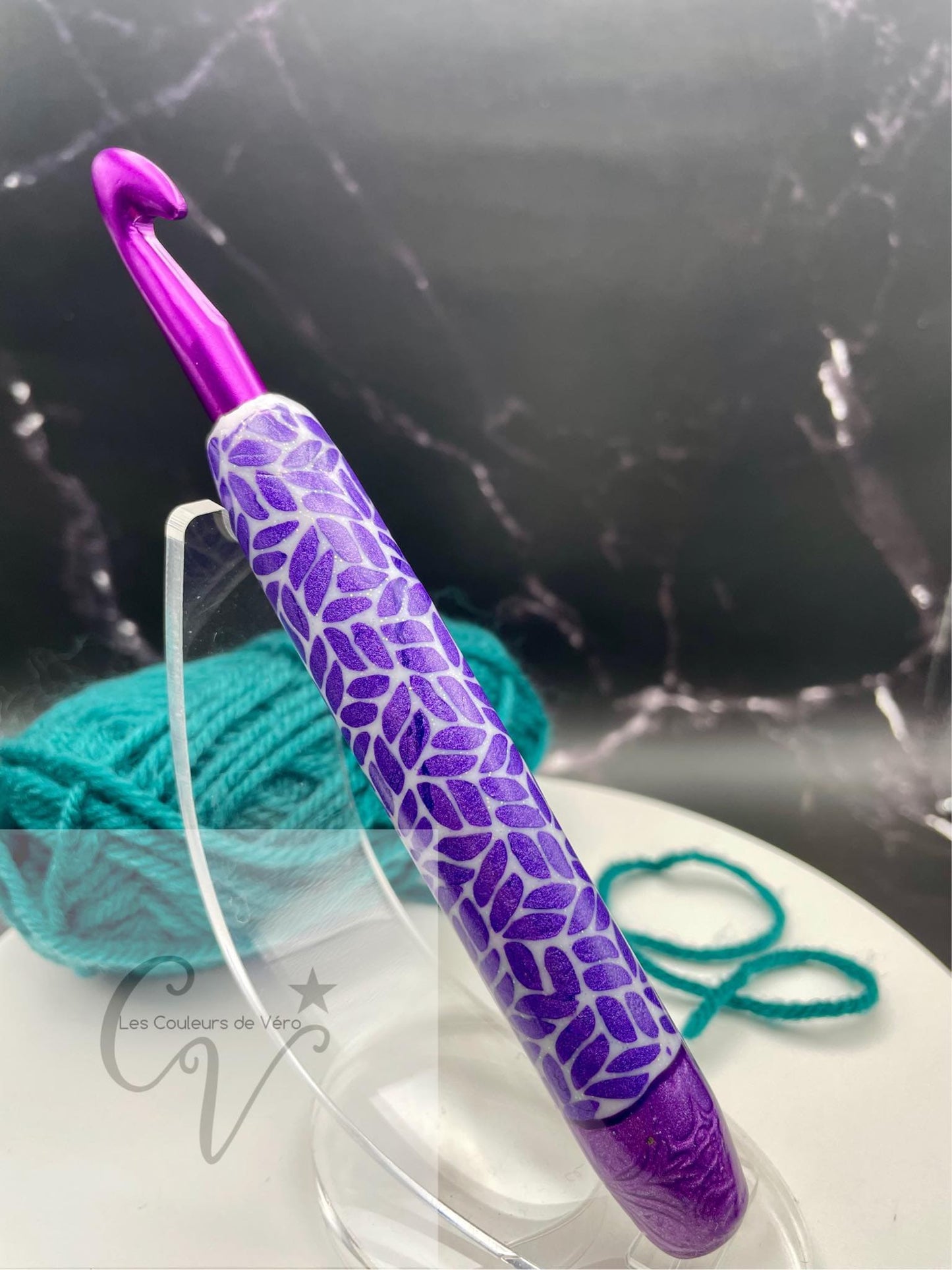 Découvrez le crochet ergonomique, confortable, léger et unique! Outil idéal pour les artisans souffrant de douleurs articulaires, cet outil du Québec facilite la pratique du tricot en séparant les mailles avec précision et en améliorant la dextérité fine. Fabriqué au Canada pour un meilleur confort lors de vos loisirs.    Mots clés: tricoter, outils d'artisans, outil pour artisans, douleurs aux articulations, confortable, crochet, article pour tricot, accessoires tricot, tricoter. #lescouleursdevero