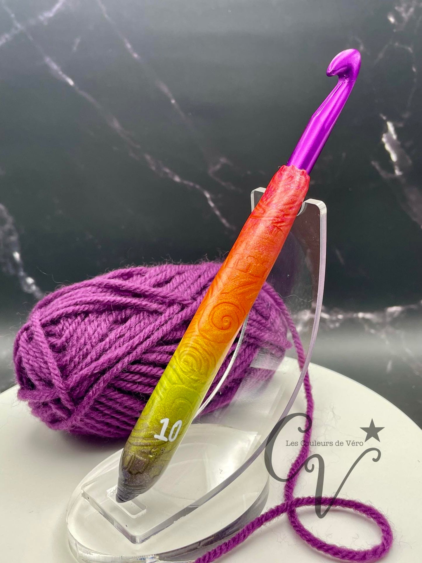 Découvrez le crochet ergonomique, confortable, léger et unique! Outil idéal pour les artisans souffrant de douleurs articulaires, cet outil du Québec facilite la pratique du tricot en séparant les mailles avec précision et en améliorant la dextérité fine. Fabriqué au Canada pour un meilleur confort lors de vos loisirs.    Mots clés: tricoter, outils d'artisans, outil pour artisans, douleurs aux articulations, confortable, crochet, article pour tricot, accessoires tricot, tricoter.