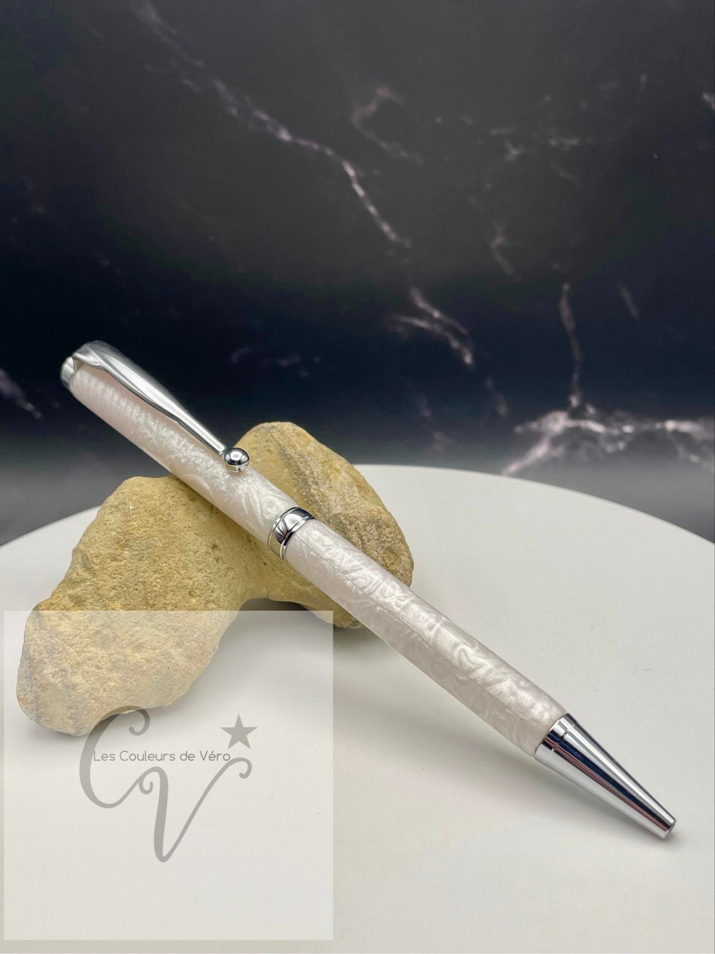 Démarquez-vous avec notre stylo bille torsion durable et unique! Confortable à utiliser et d'une qualité haut-de-gamme. Ajoutez-le à votre collection de stylos originaux et découvrez des possibilités infinies avec ce stylo de luxe. Faites le choix audacieux avec notre stylo exceptionnel, le crayon à l'encre qui vous fera vivre des aventures uniques!