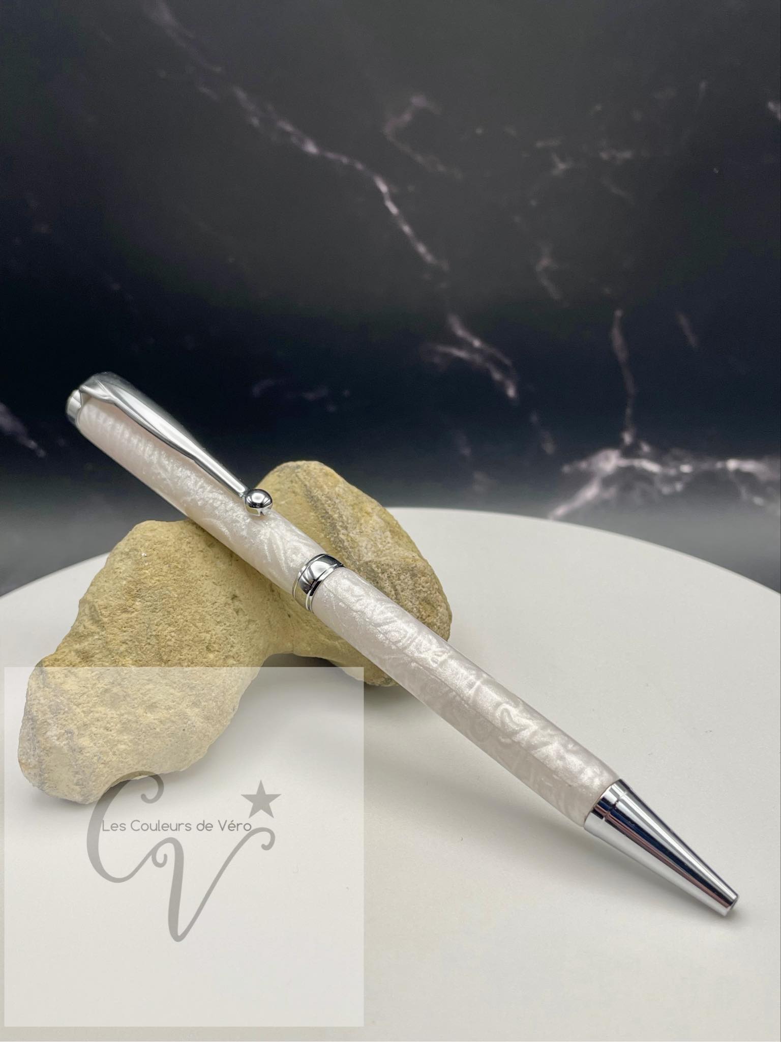 Démarquez-vous avec notre stylo bille torsion durable et unique! Confortable à utiliser et d'une qualité haut-de-gamme. Ajoutez-le à votre collection de stylos originaux et découvrez des possibilités infinies avec ce stylo de luxe. Faites le choix audacieux avec notre stylo exceptionnel, le crayon à l'encre qui vous fera vivre des aventures uniques!