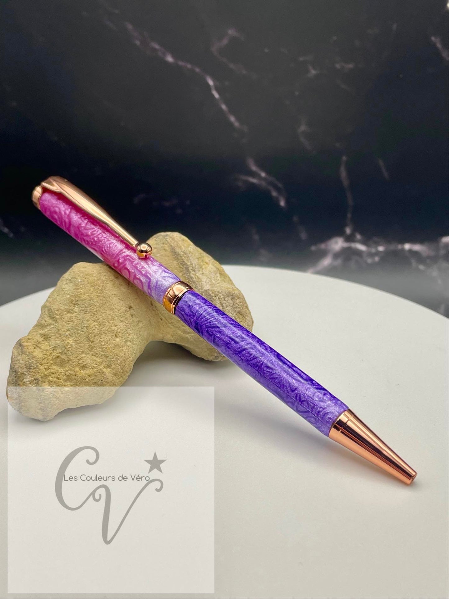 Le seul et unique exemplaire; Stylo bille twist durable, on peut changer l'encre! Un véritable Chef-d'œuvre!