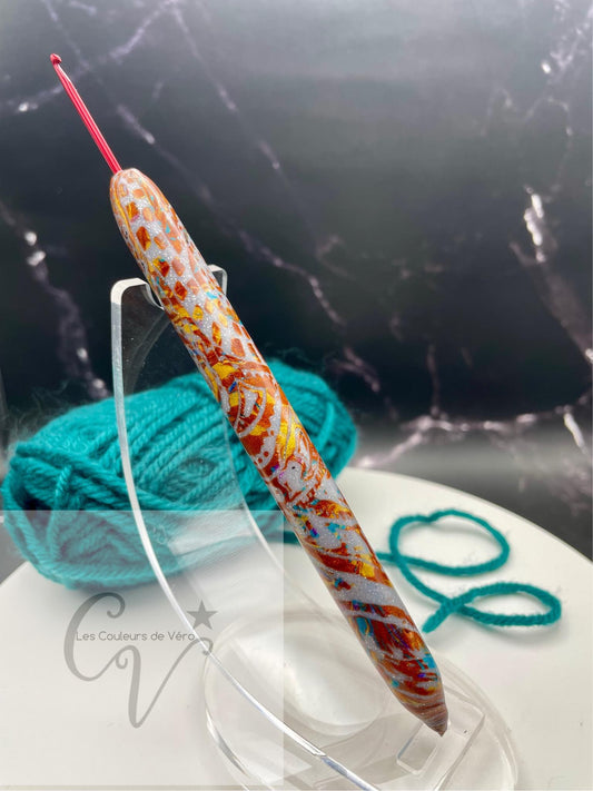 Découvrez le crochet ergonomique, confortable, léger et unique! Outil idéal pour les artisans souffrant de douleurs articulaires, cet outil du Québec facilite la pratique du tricot en séparant les mailles avec précision et en améliorant la dextérité fine. Fabriqué au Canada pour un meilleur confort lors de vos loisirs.    Mots clés: tricoter, outils d'artisans, outil pour artisans, douleurs aux articulations, confortable, crochet, article pour tricot, accessoires tricot, tricoter.
