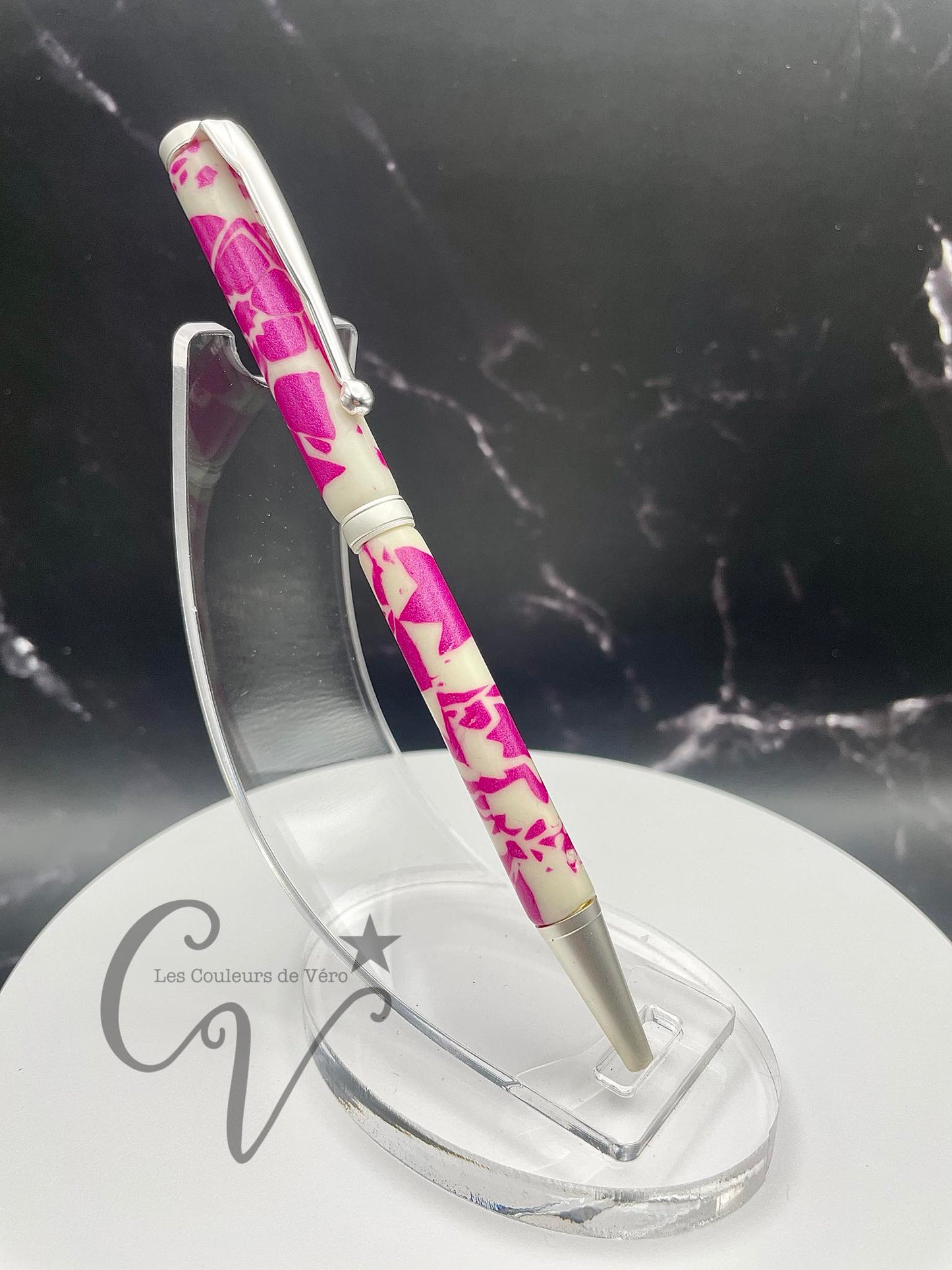 Le seul et unique exemplaire; Stylo bille twist durable, on peut changer l'encre! Un véritable Chef-d'œuvre!