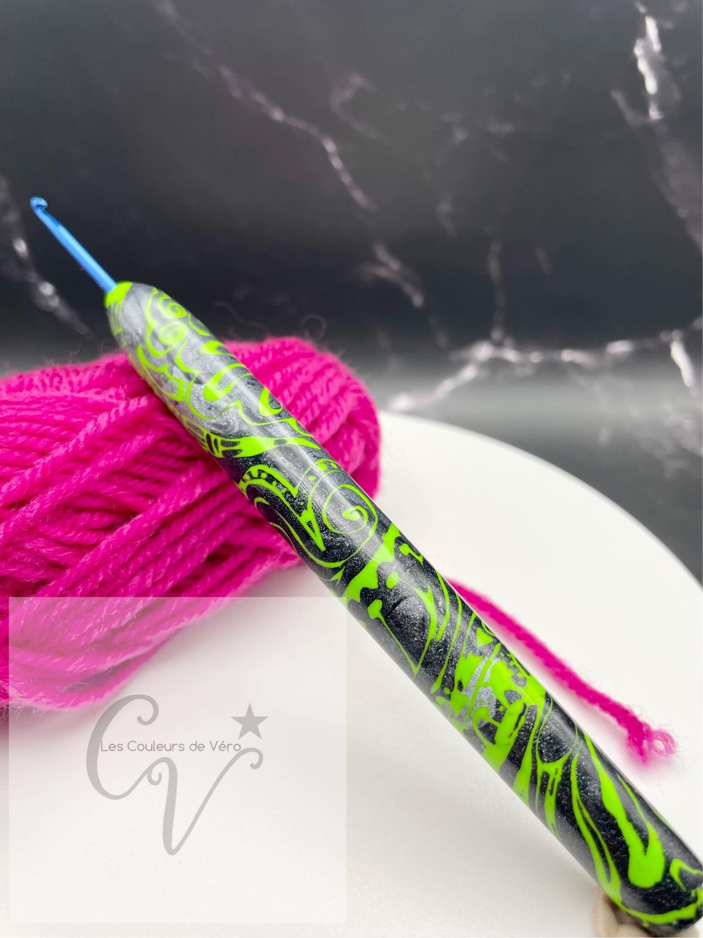 Découvrez le crochet ergonomique, confortable, léger et unique! Outil idéal pour les artisans souffrant de douleurs articulaires, cet outil du Québec facilite la pratique du tricot en séparant les mailles avec précision et en améliorant la dextérité fine. Fabriqué au Canada pour un meilleur confort lors de vos loisirs. Mots clés: tricoter, outils d'artisans, outil pour artisans, douleurs aux articulations, confortable, crochet, article pour tricot, accessoires tricot, tricoter.